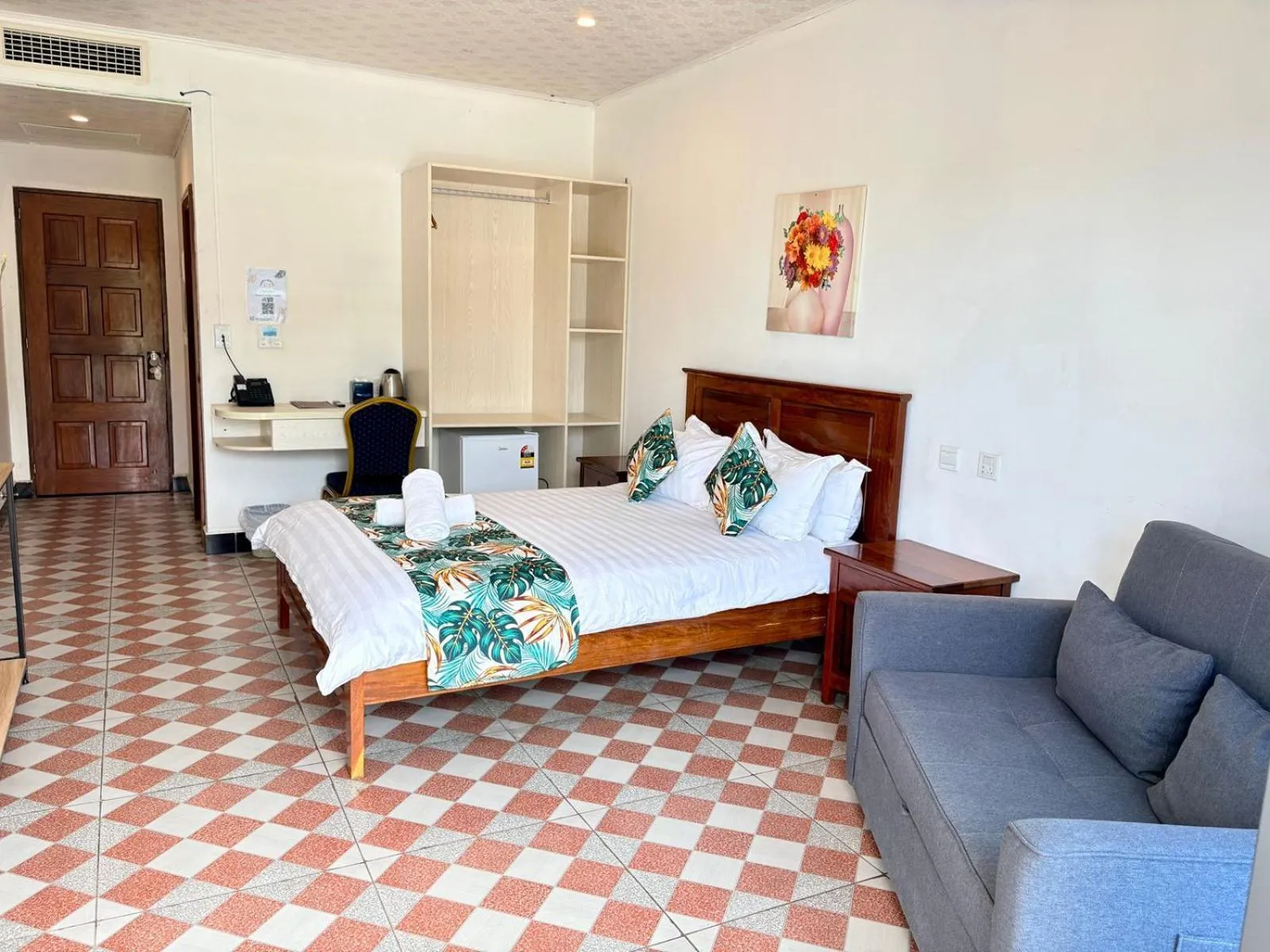 Bedroom, Bed in Crown Royale Hotel & Lounge