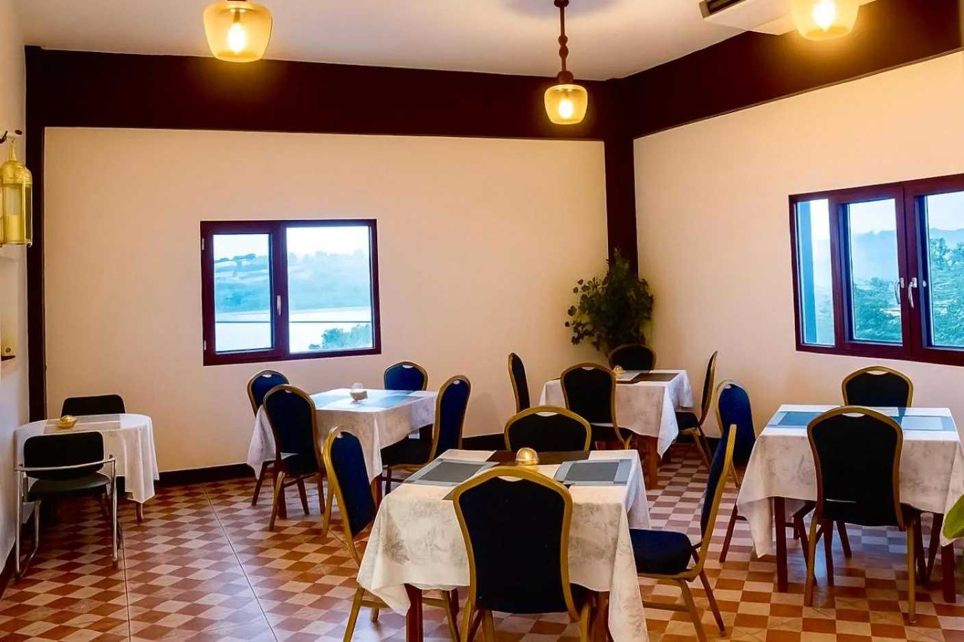 Restaurant/places to eat in Crown Royale Hotel & Lounge