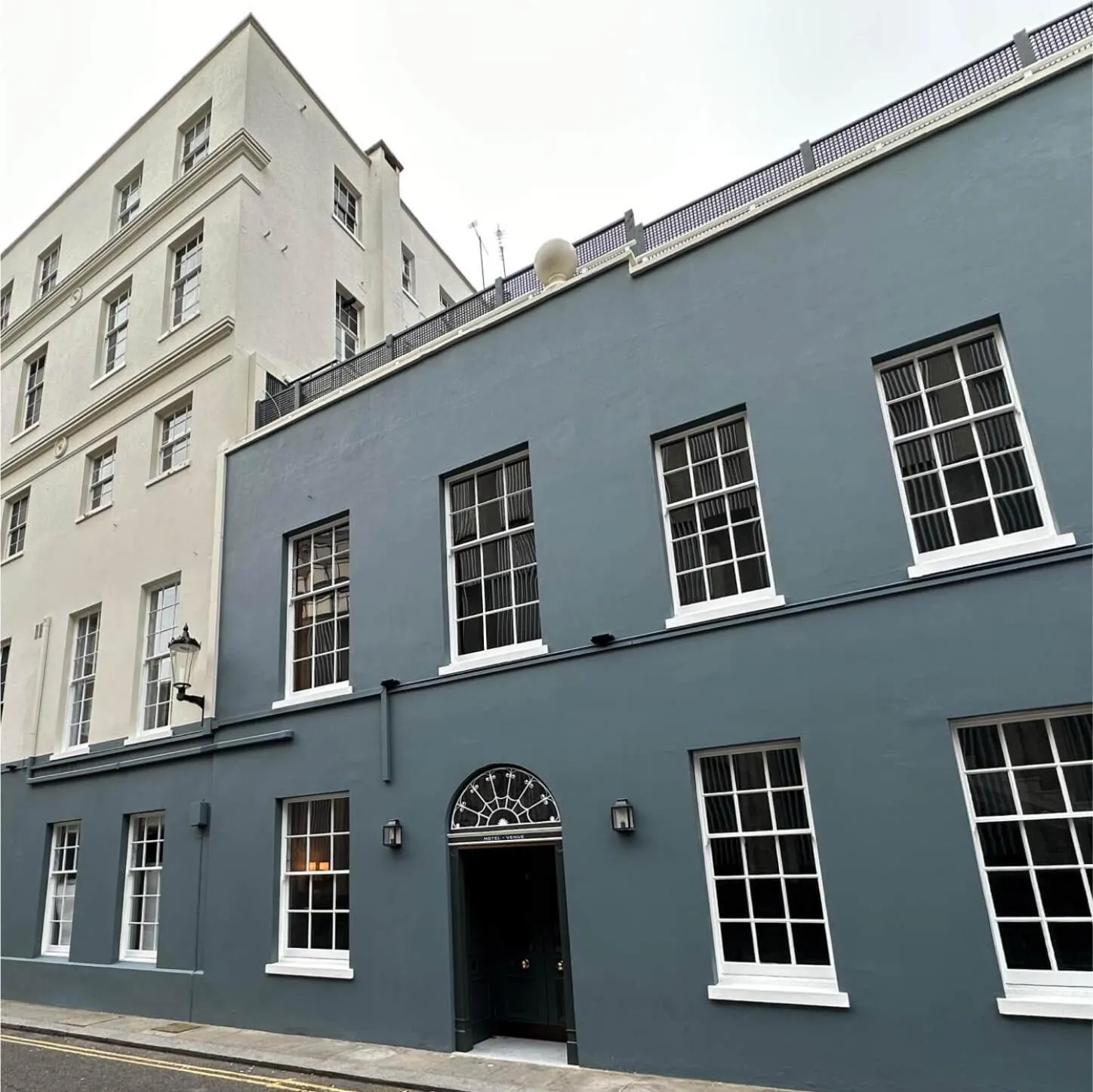 Property building in No. 30 Knightsbridge