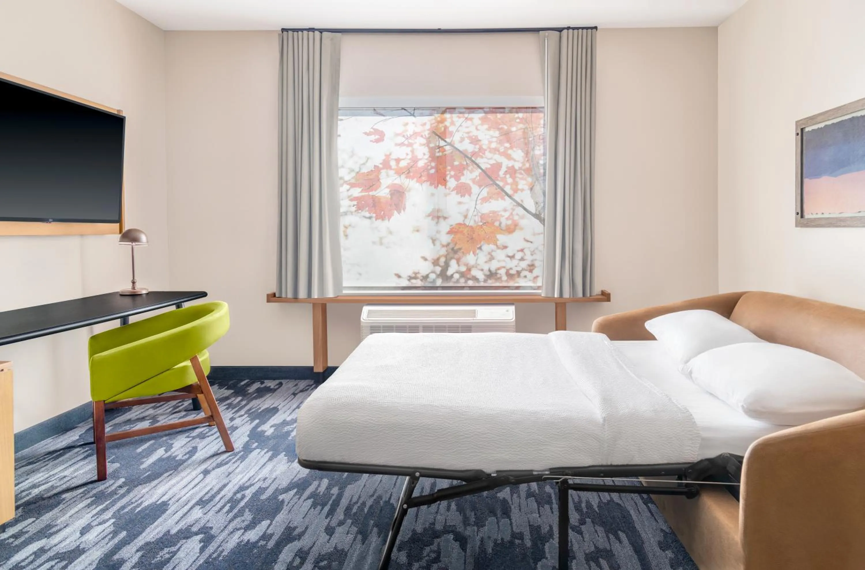 Communal lounge/ TV room, Bed in Fairfield by Marriott Inn & Suites Detroit Taylor