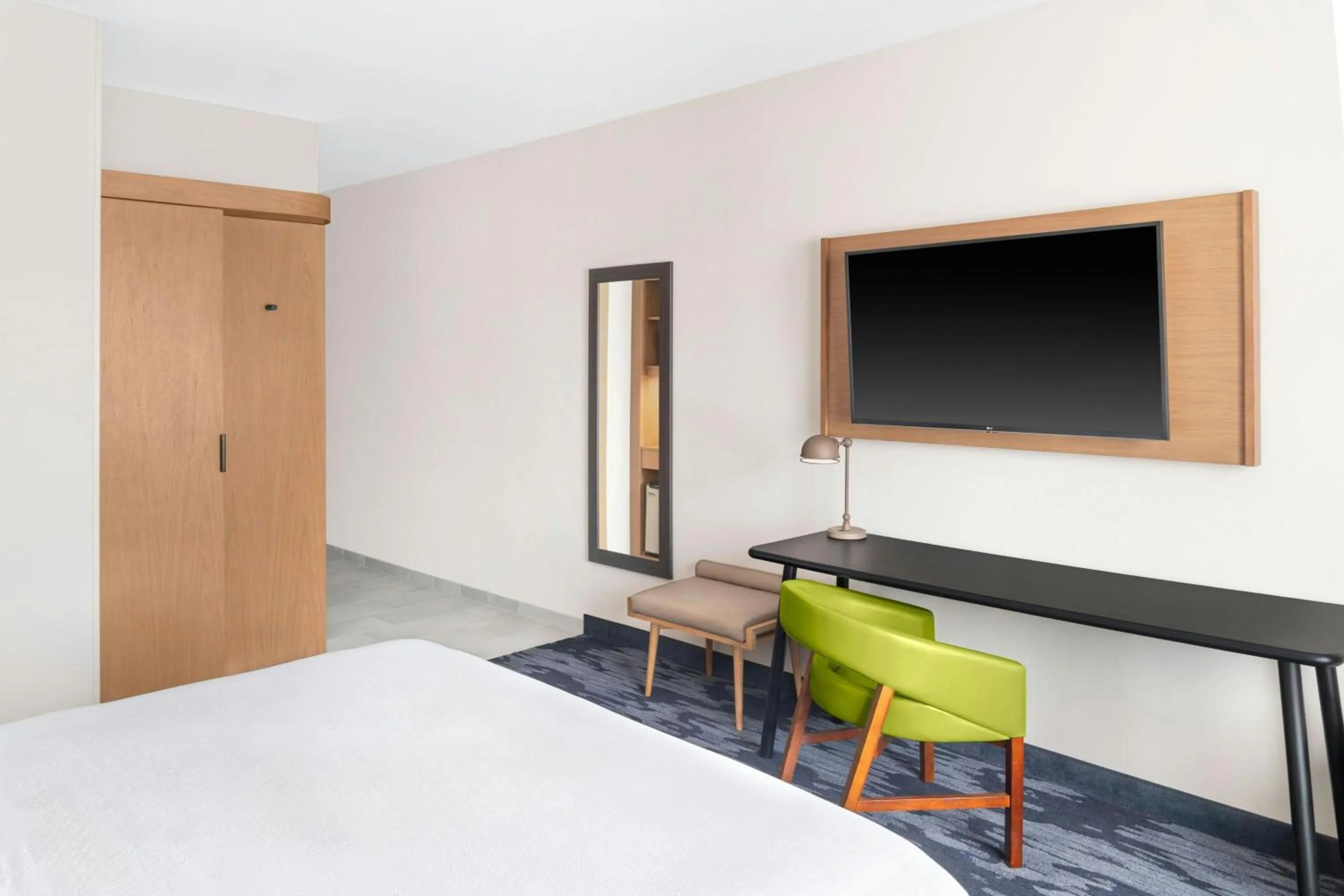Photo of the whole room, Bed in Fairfield by Marriott Inn & Suites Detroit Taylor