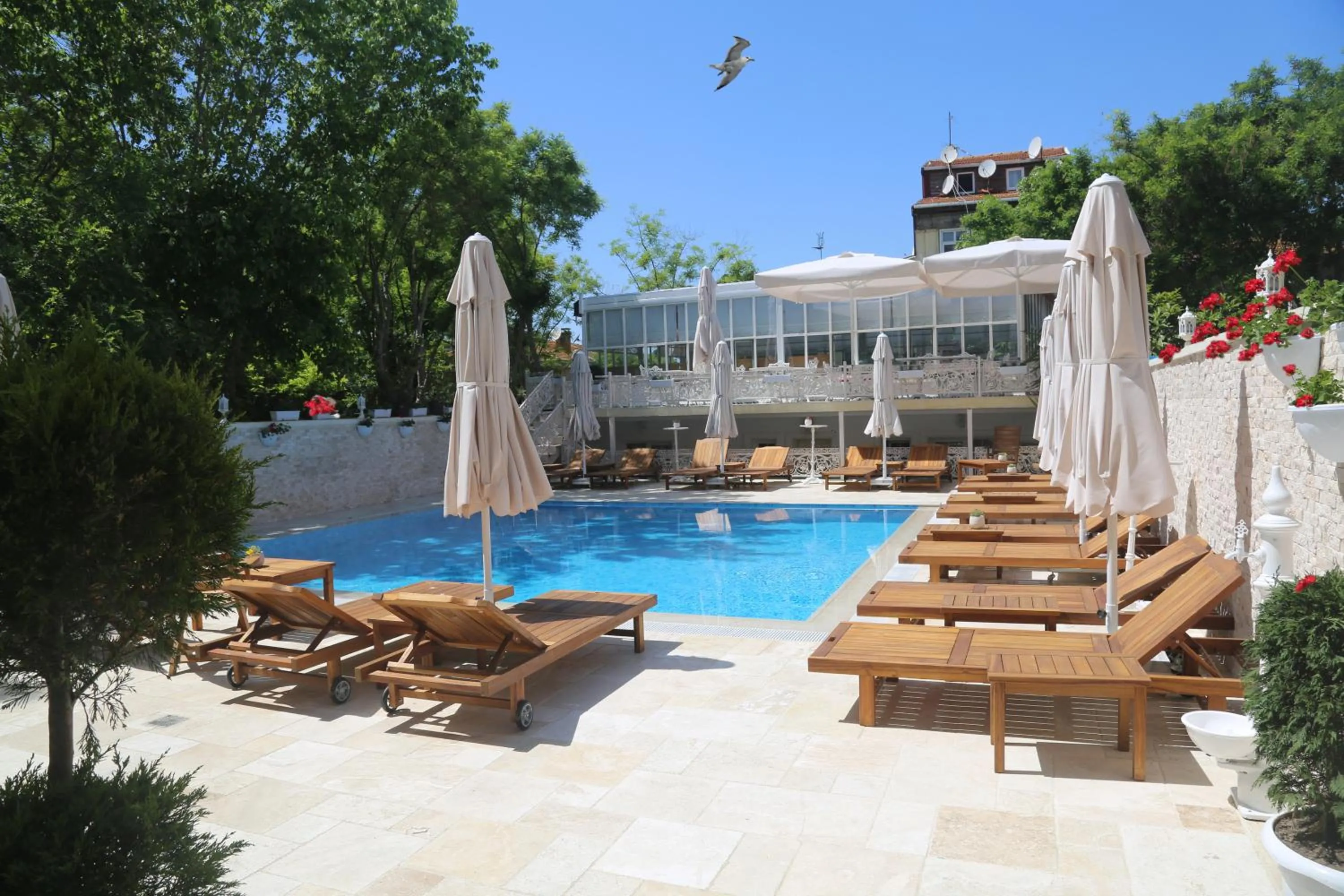 Swimming pool in Buyukada Cankaya Hotel