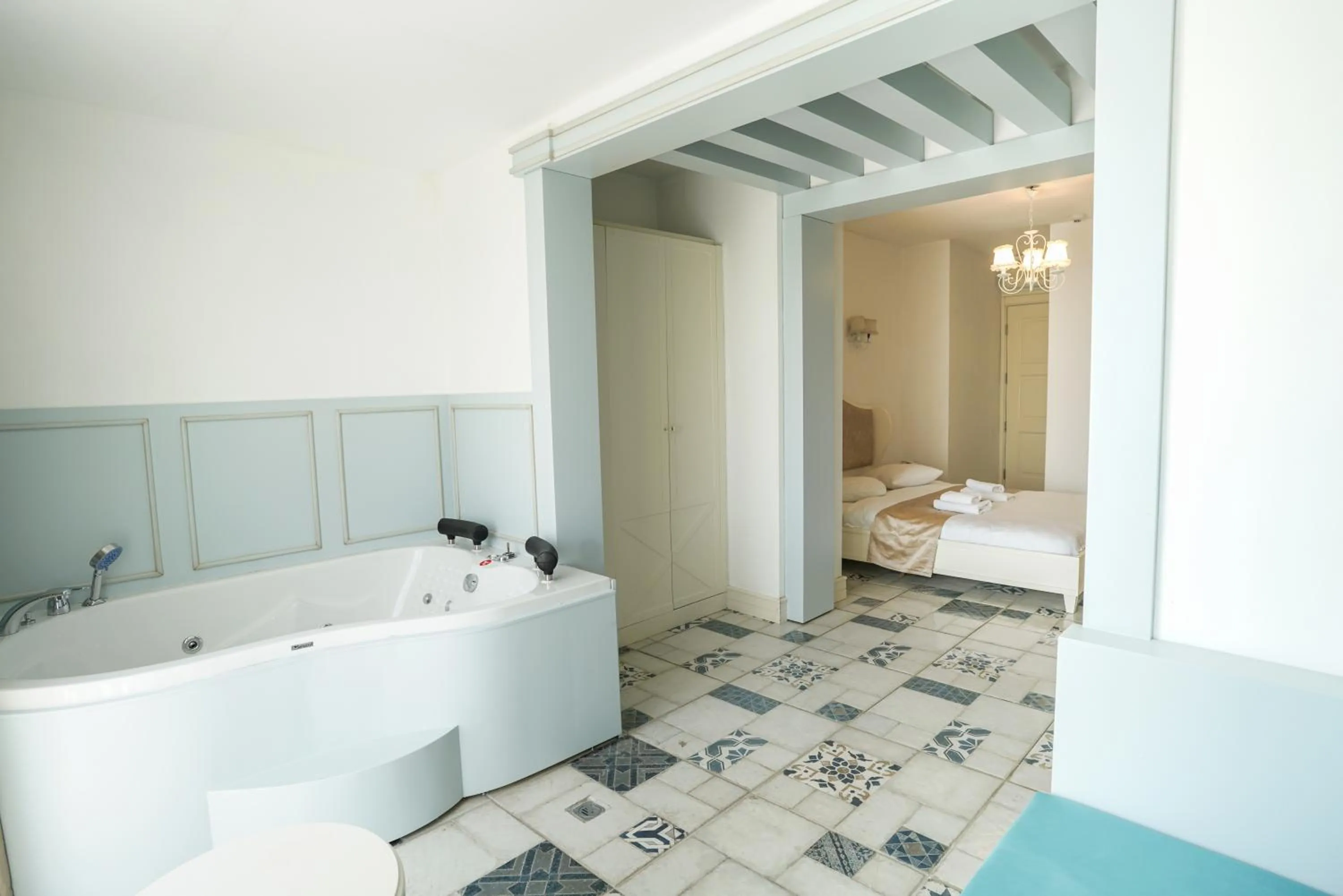 Hot Tub, Bed in Buyukada Cankaya Hotel