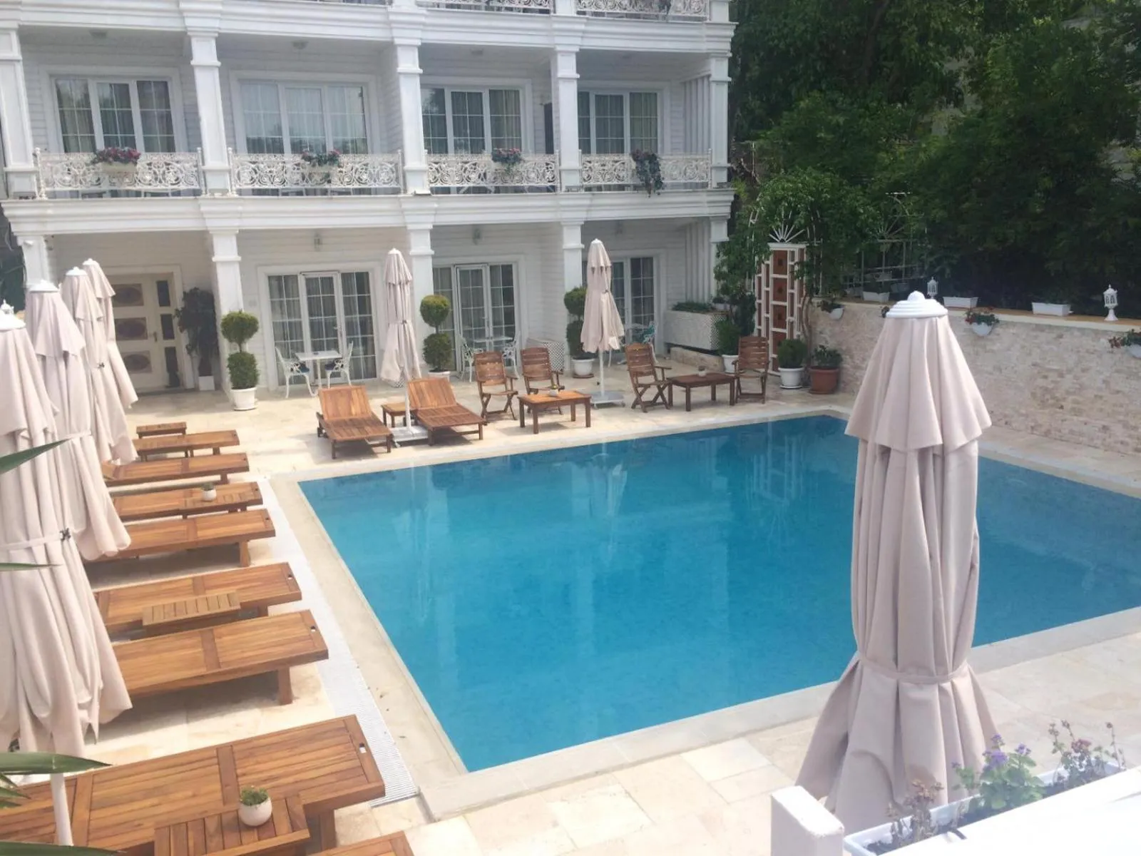 Swimming pool in Buyukada Cankaya Hotel