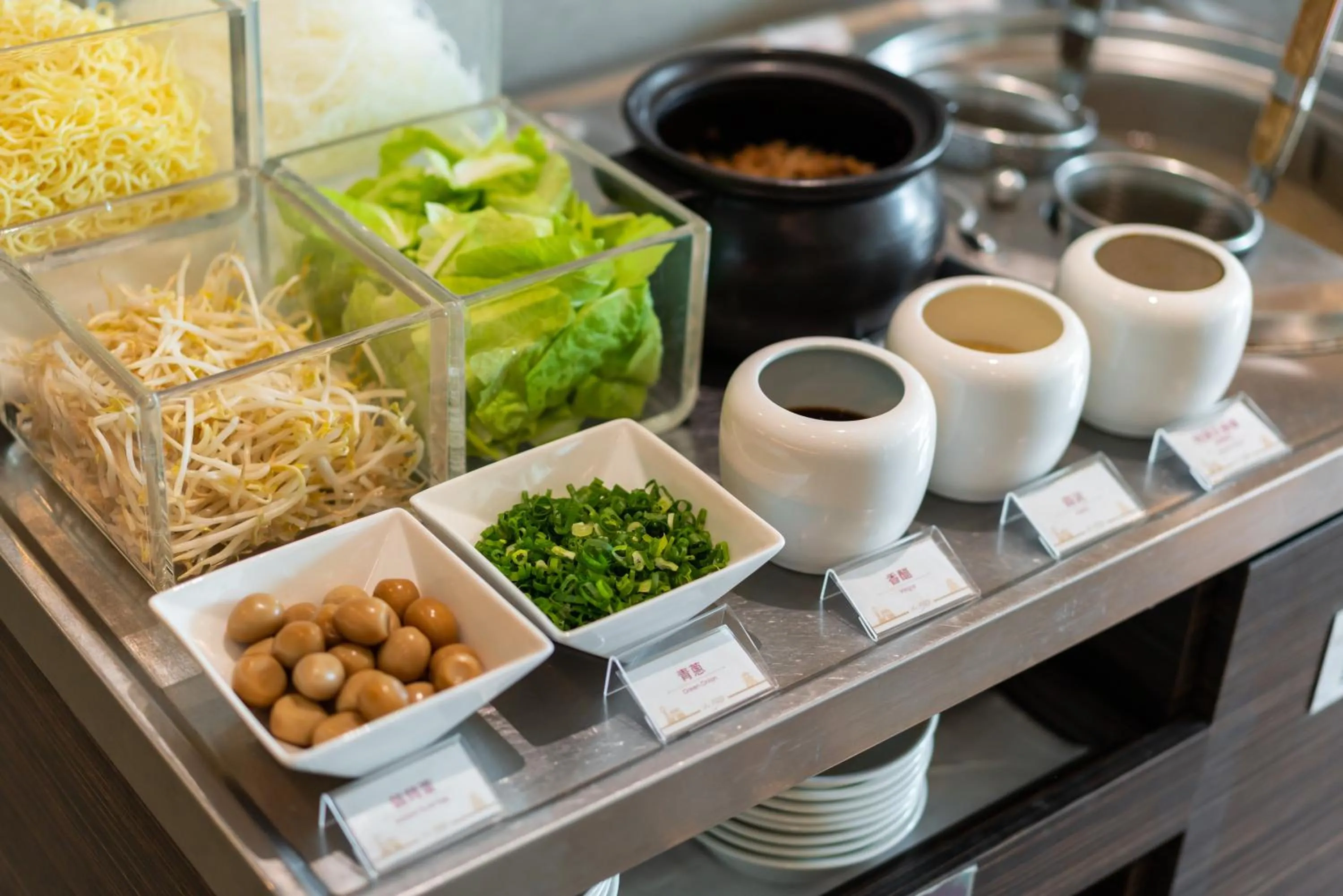 Restaurant/places to eat in Taipung Suites