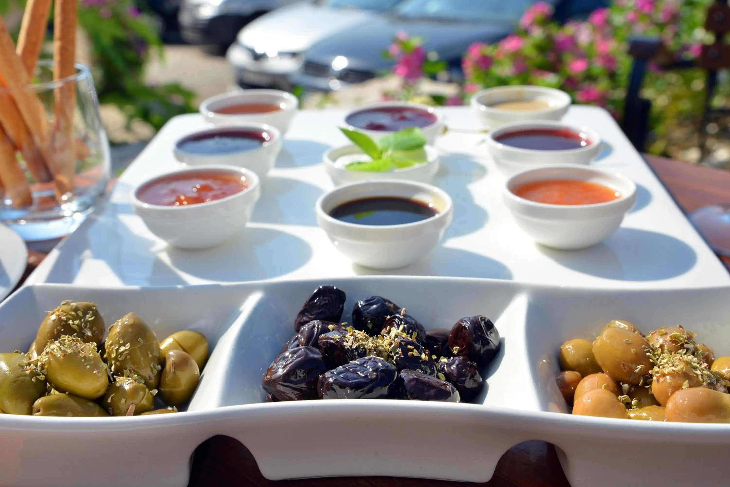 Restaurant/places to eat in Arnna Hotel