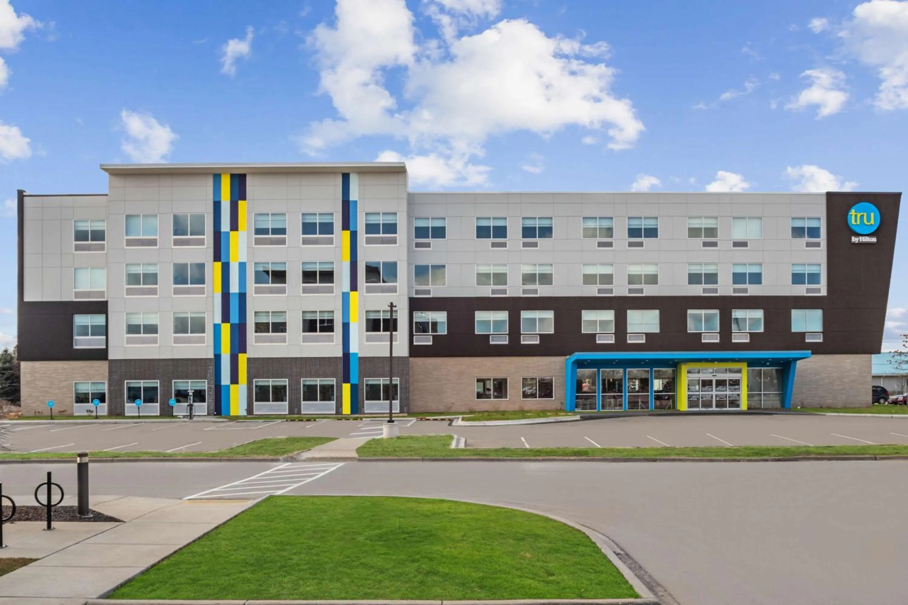 Property building in Tru By Hilton Janesville