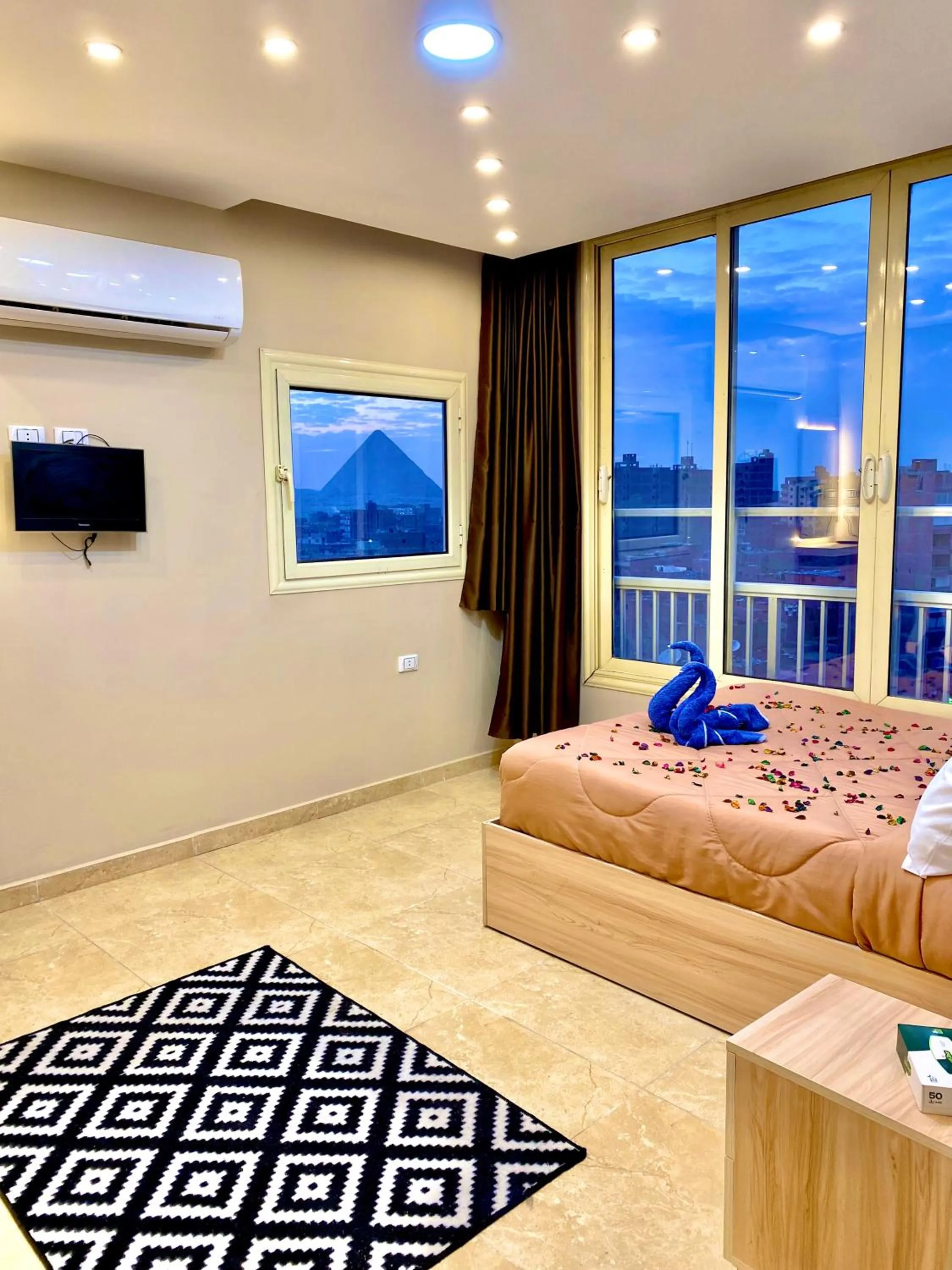 Horus Horizon INN Pyramids View