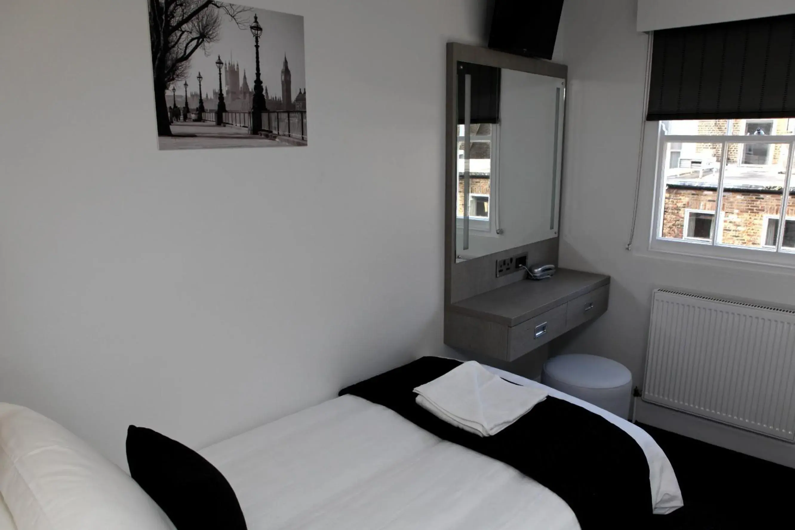 Single Room in The Omega Hotel Single Room in The Omega Hotel