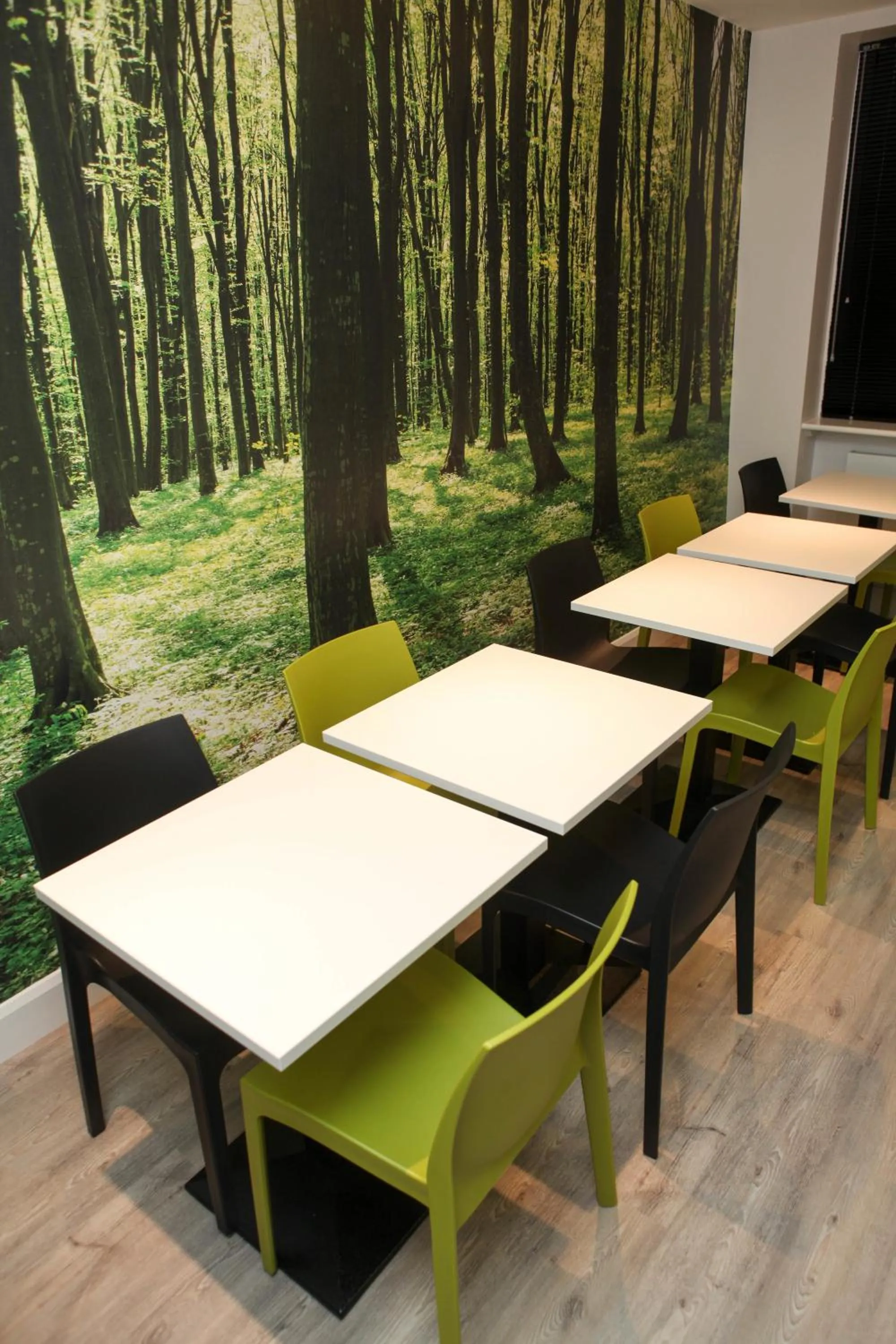 Restaurant/places to eat in The Omega Hotel