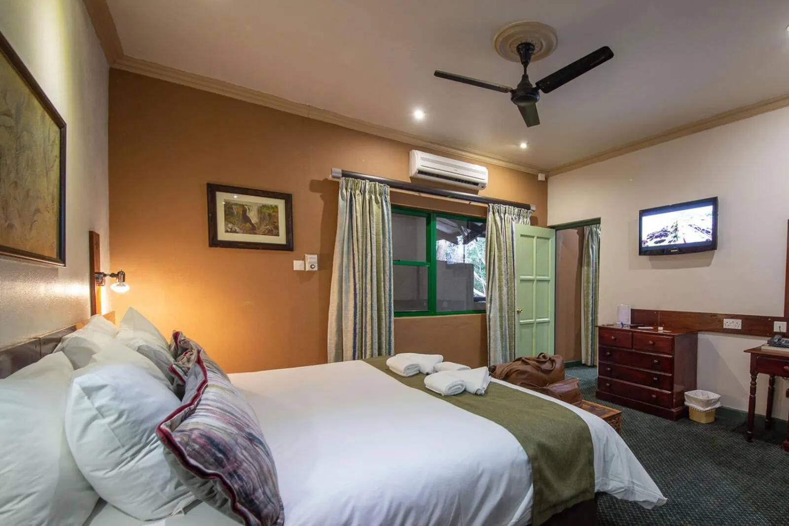 Bedroom in Diggers Inn