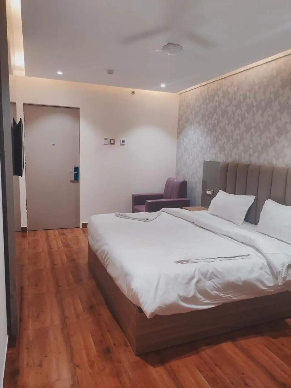 Bedroom, Bed in Hotel Sharma Regency