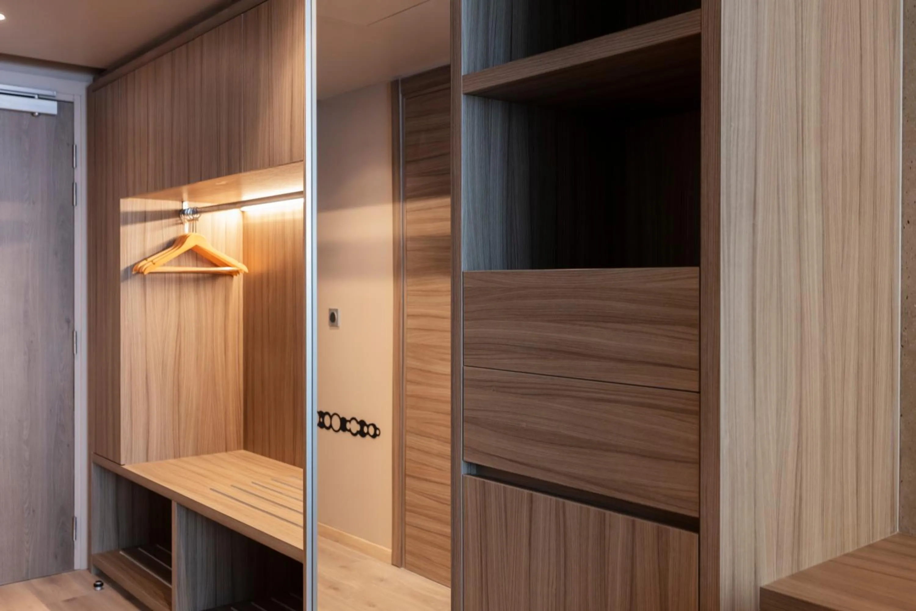 wardrobe in Ki Space Hotel & Spa - near Disneyland Paris