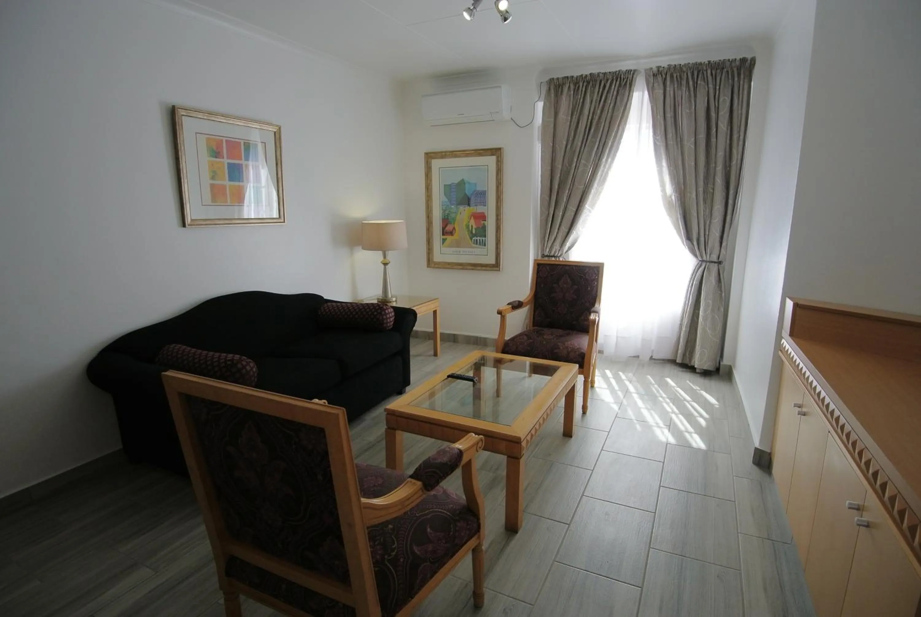 Seating area in Airport Inn and Suites