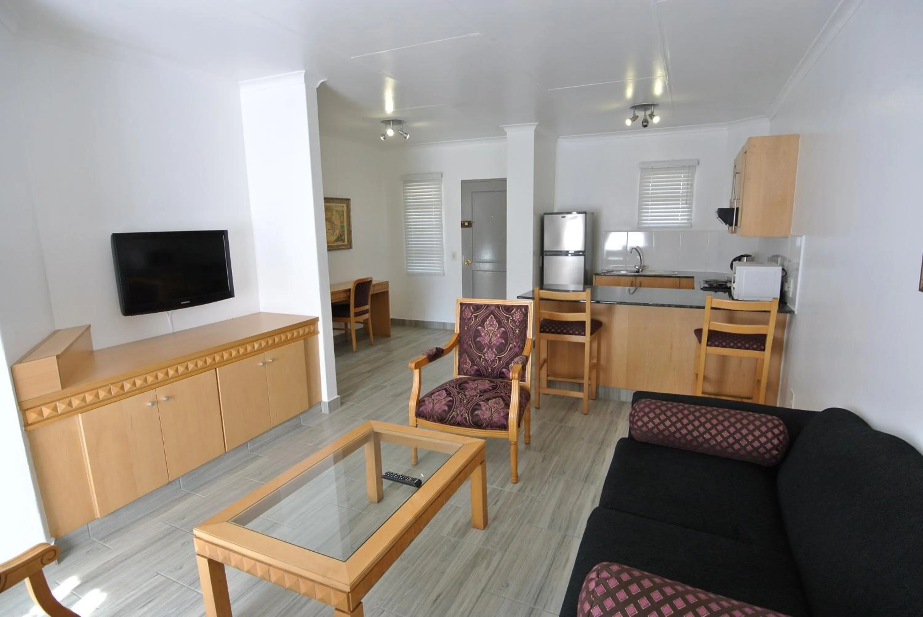 TV and multimedia in Airport Inn and Suites