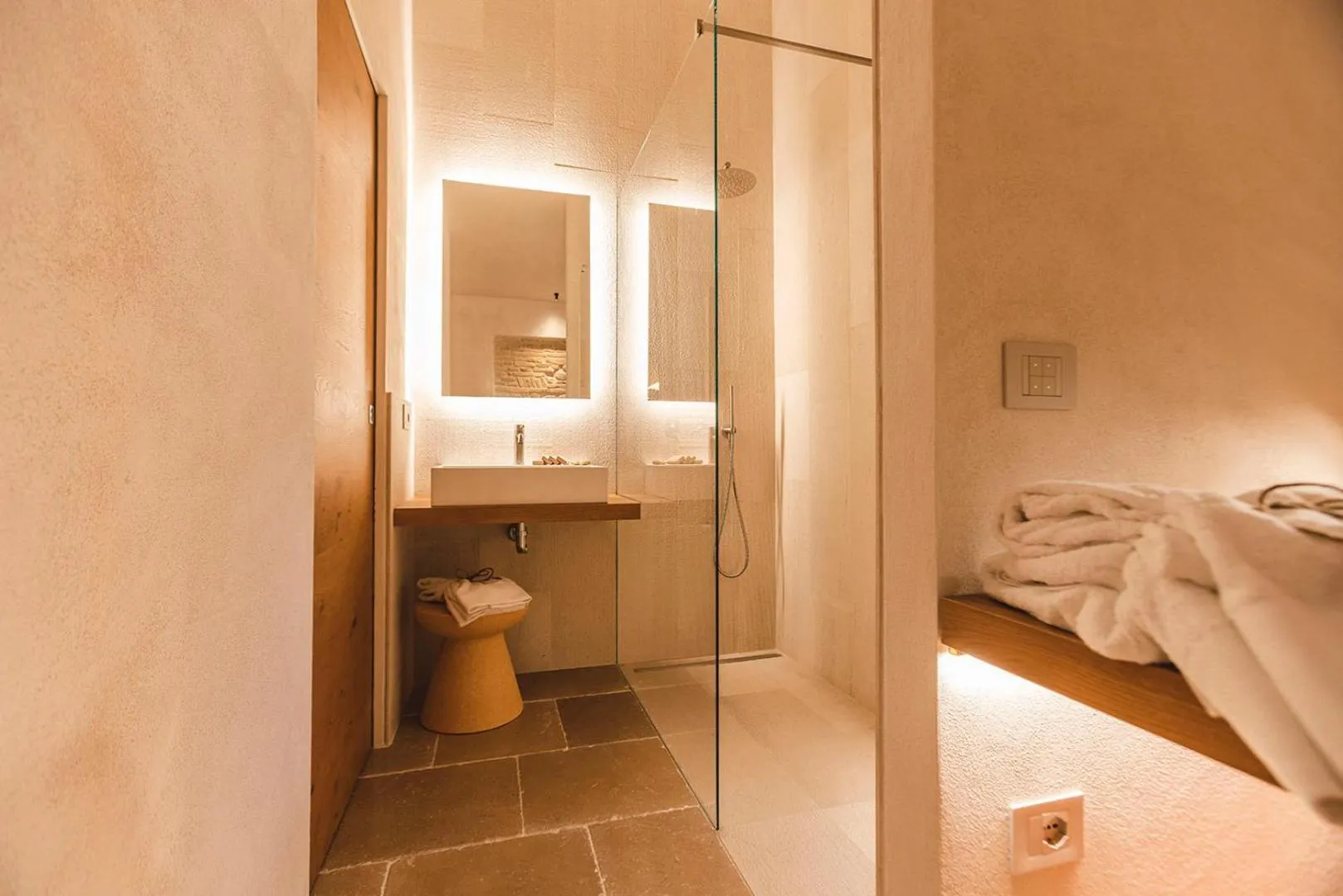 Shower, Bed in Borgo Vinceri