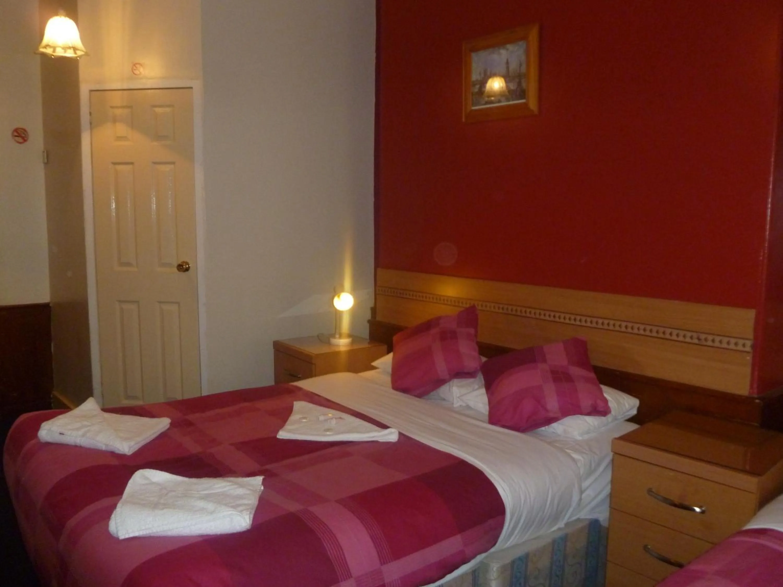 Bed in Grenville House Hotel