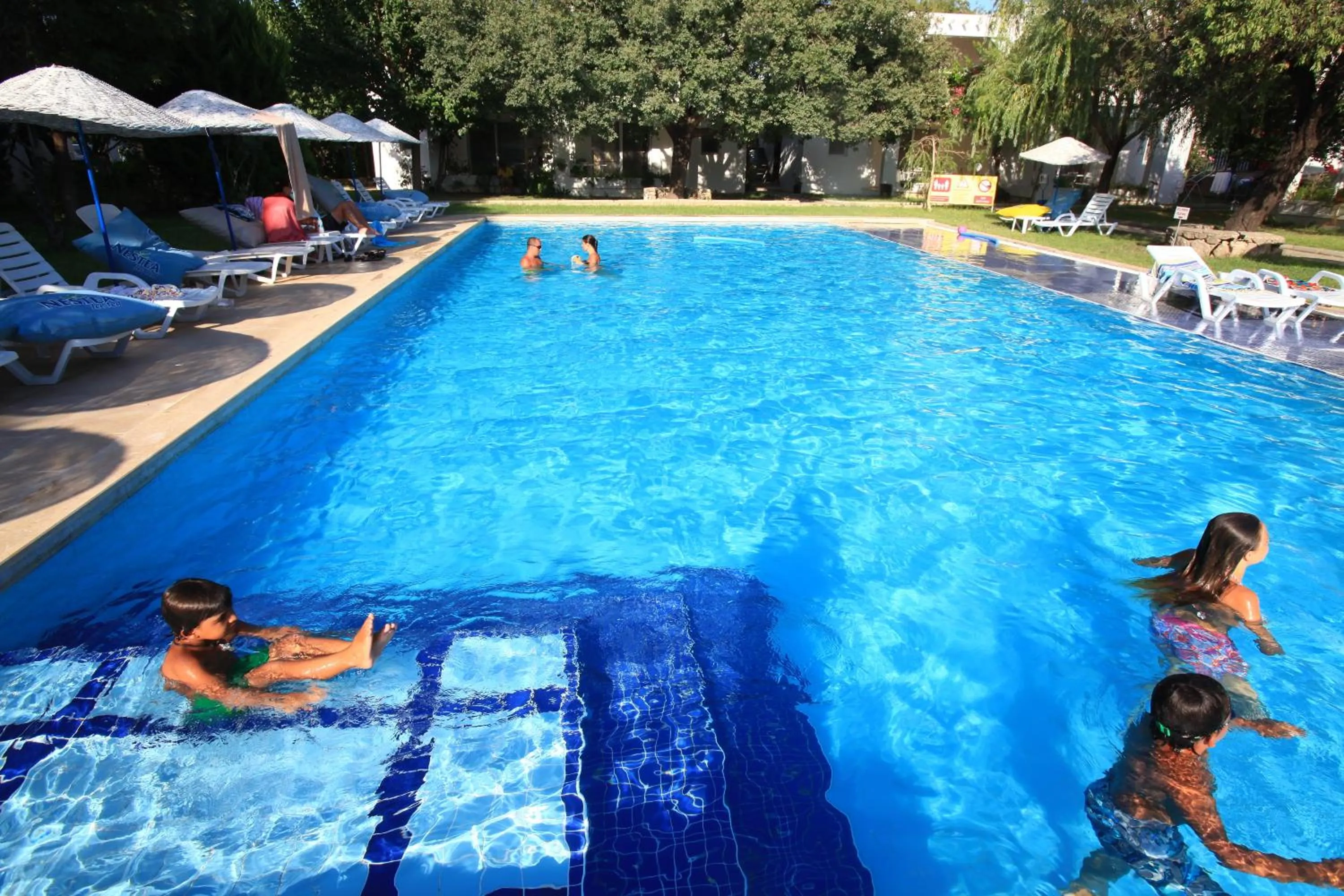 Swimming pool in Muskebi Apart Otel