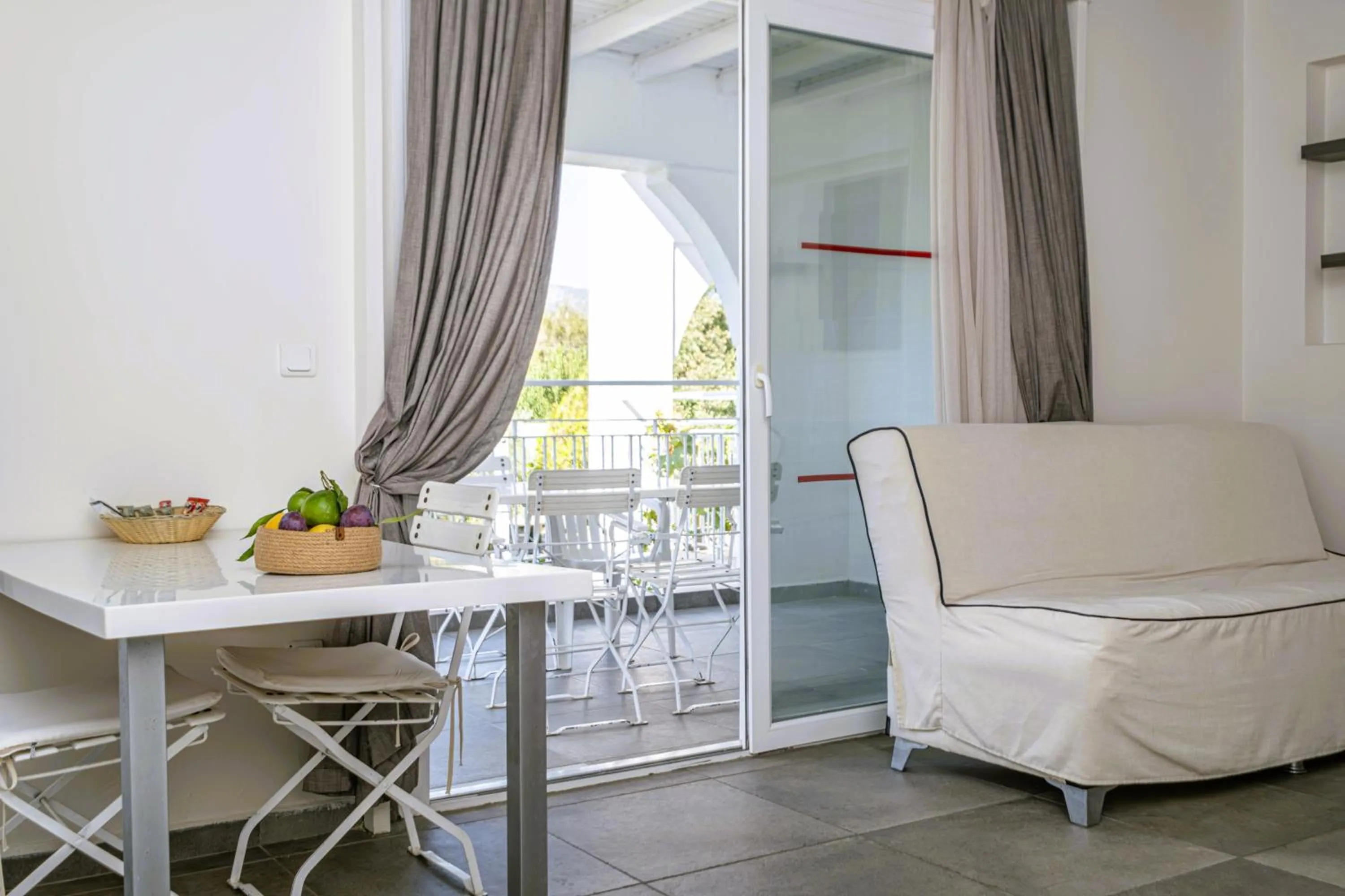 Communal lounge/ TV room in Muskebi Apart Otel