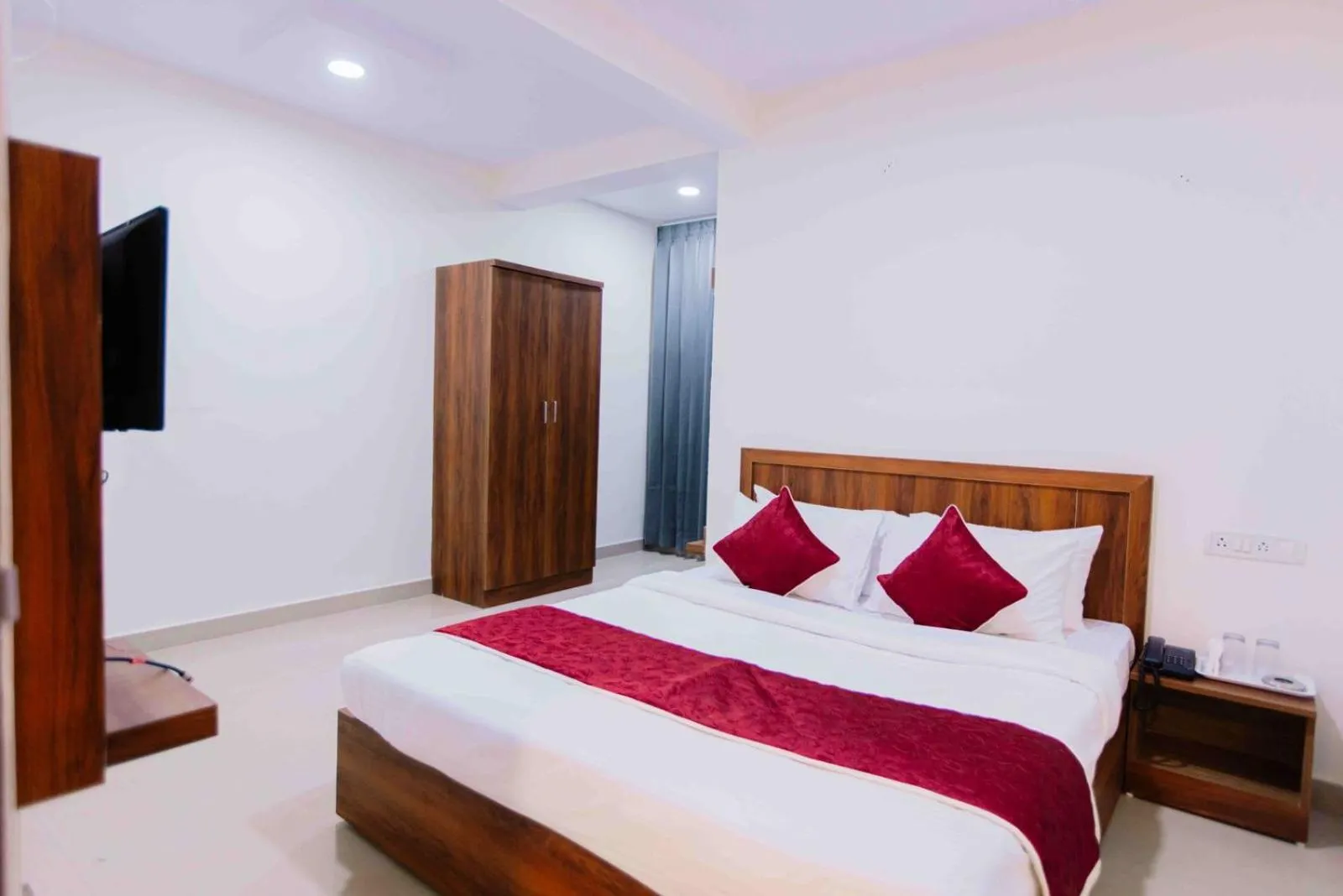 Communal lounge/ TV room, Bed in NO 7 Grandeur Hotel