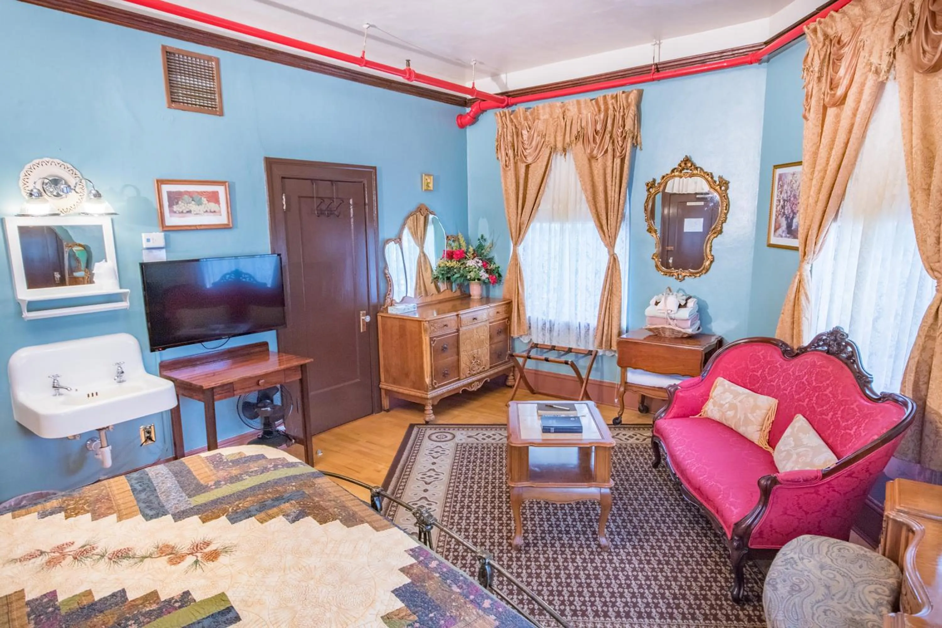 Living room in The Edgewater Hotel