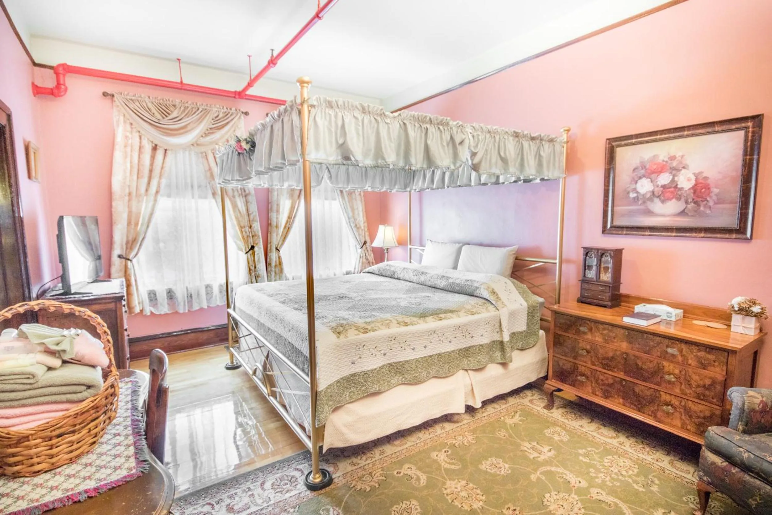 Photo of the whole room in The Edgewater Hotel