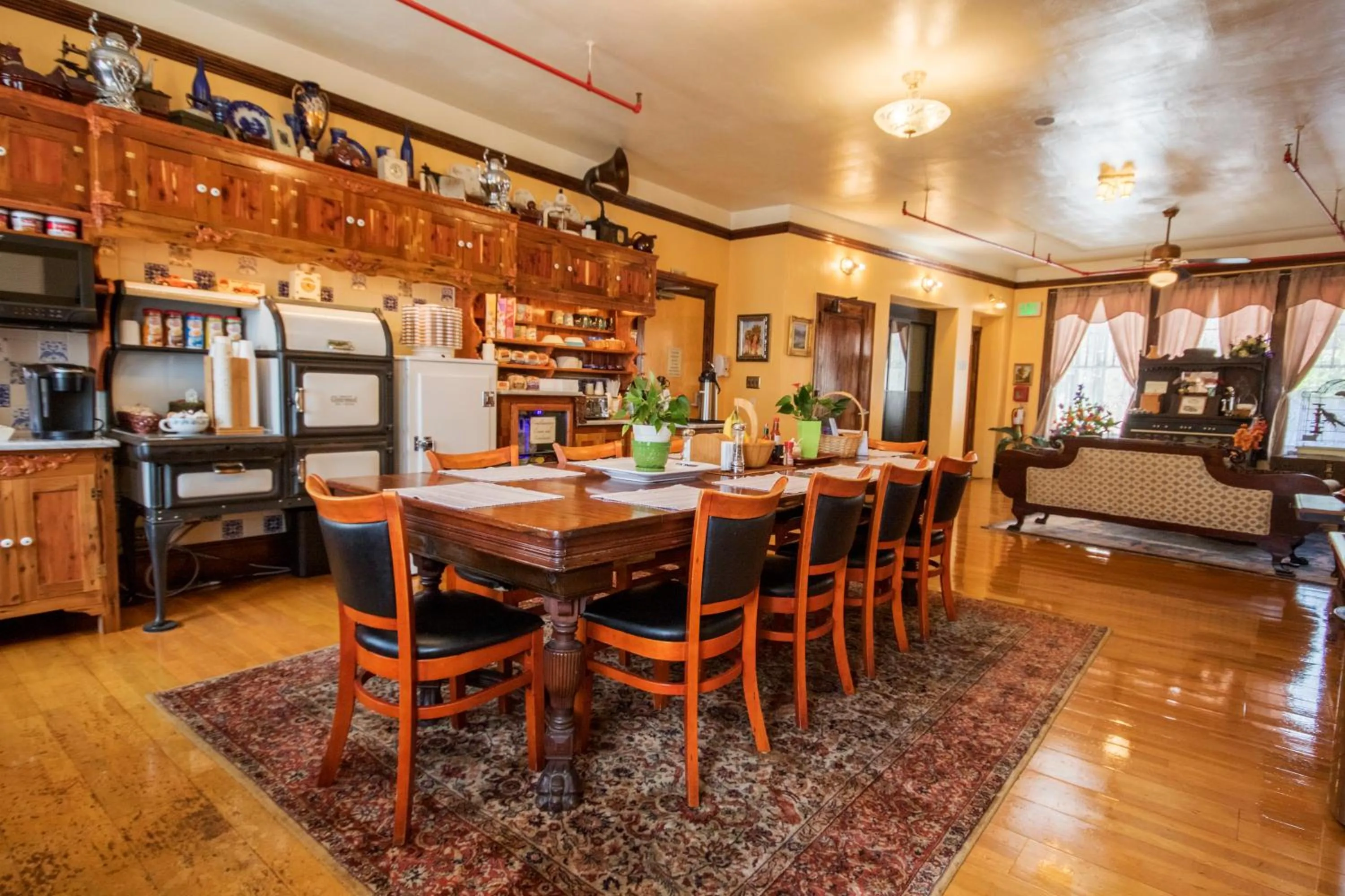 Restaurant/places to eat in The Edgewater Hotel