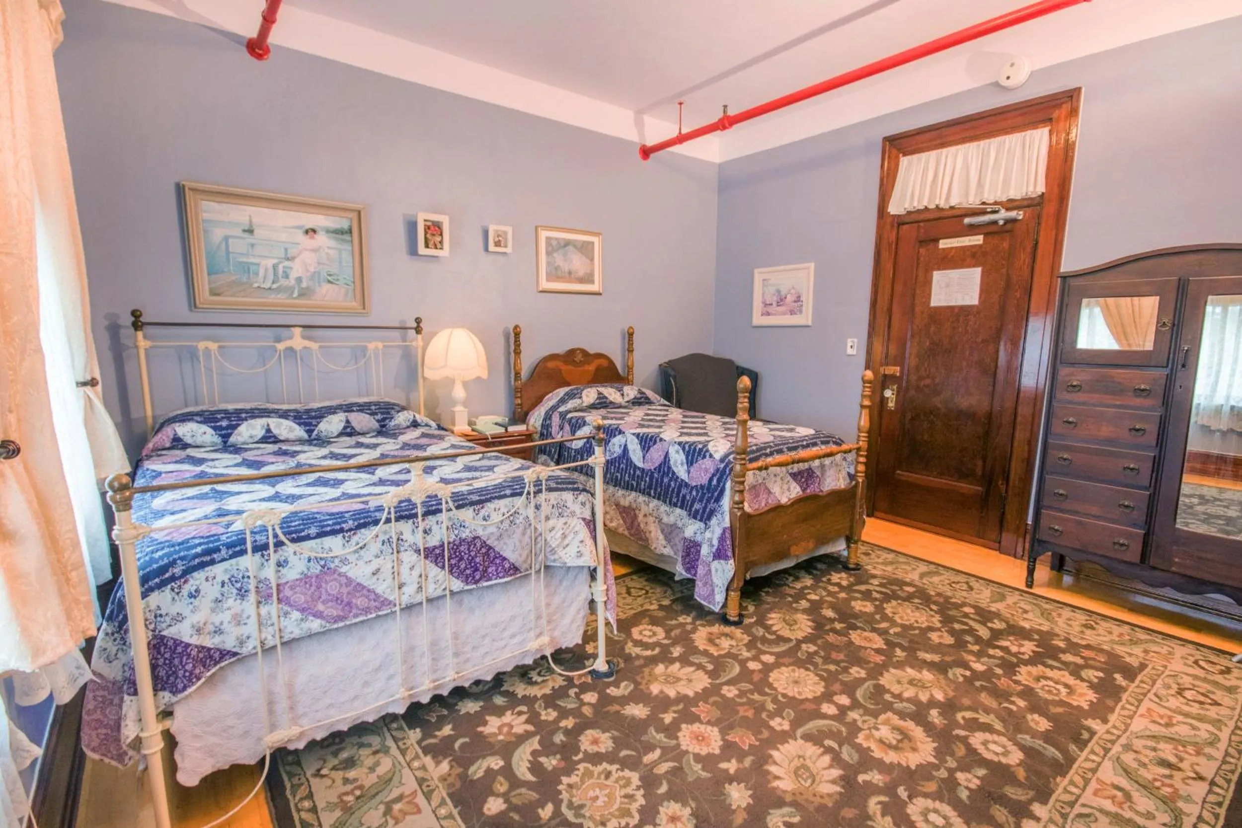 Photo of the whole room in The Edgewater Hotel