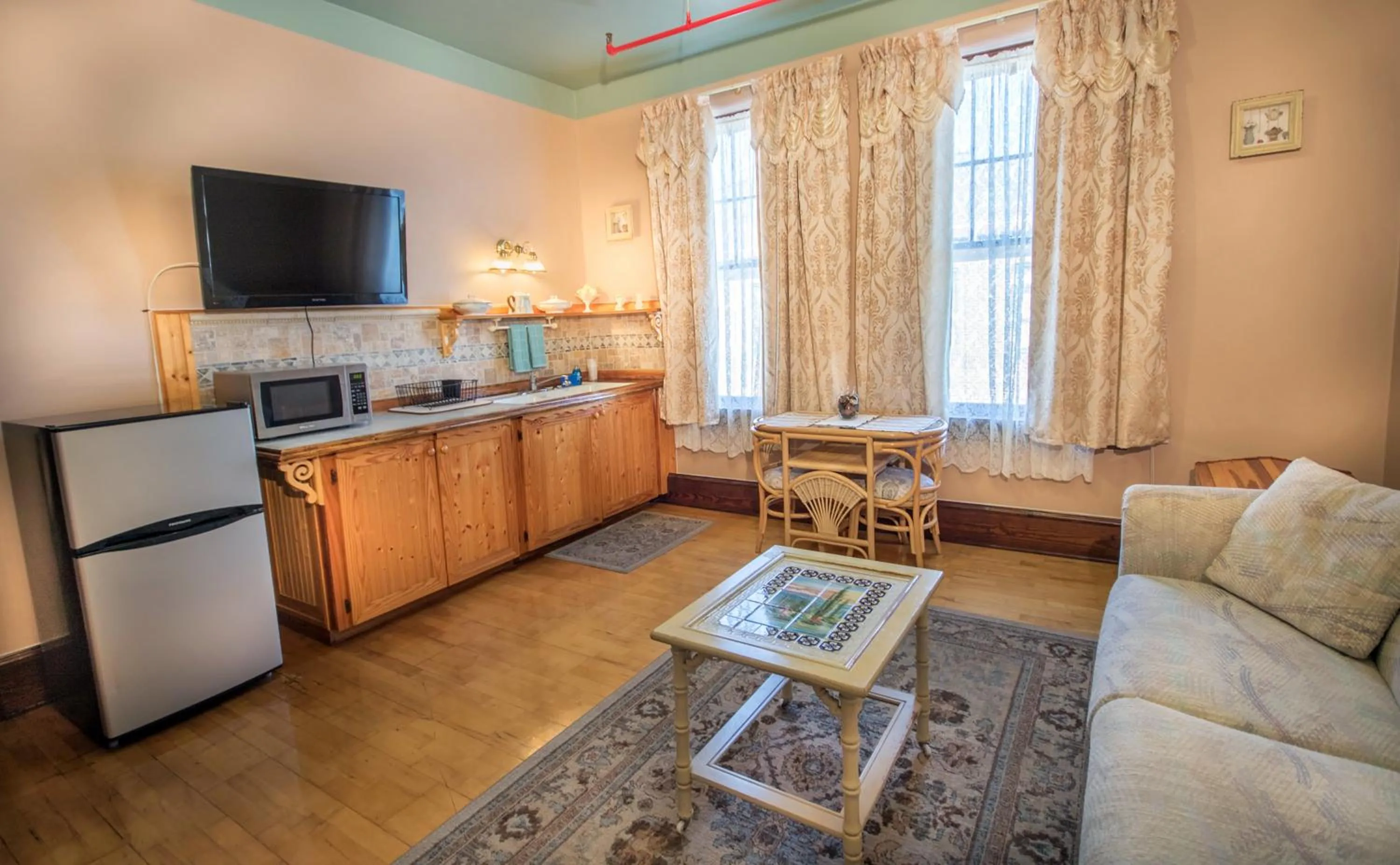 Kitchen or kitchenette in The Edgewater Hotel