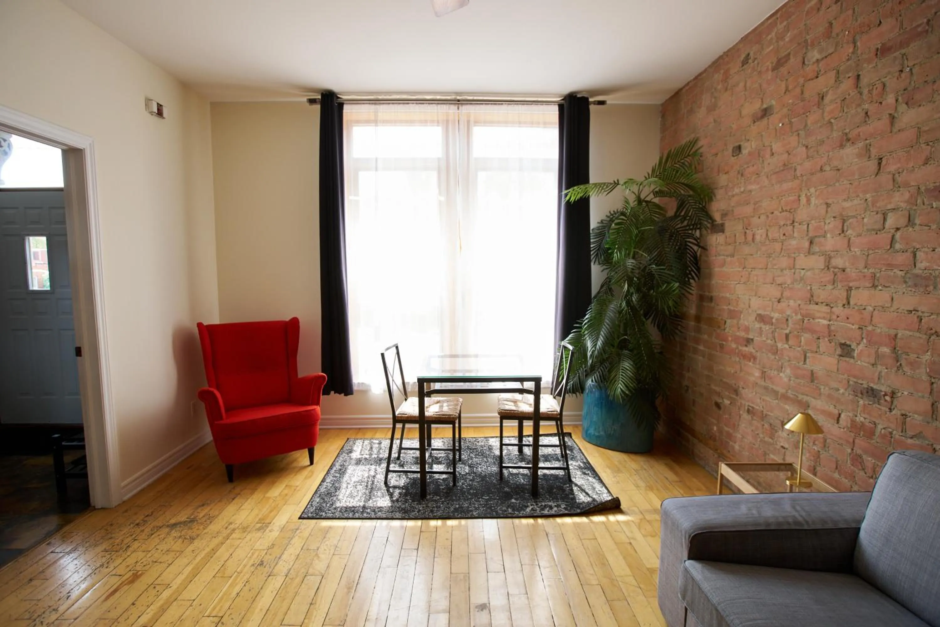 Le Metro Mont-Royal by HomeInMontreal