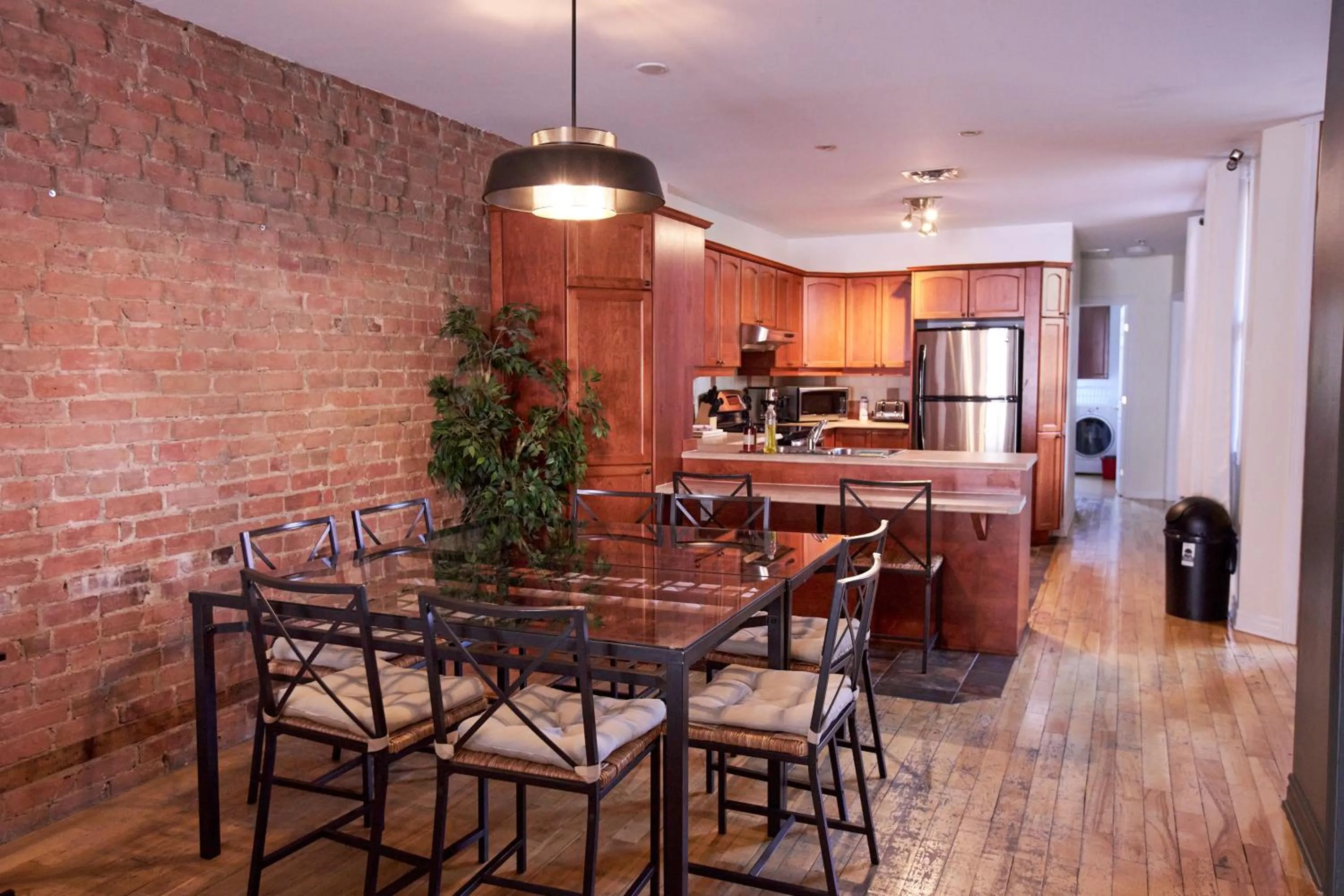 Le Metro Mont-Royal by HomeInMontreal