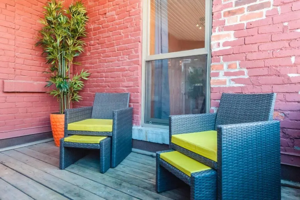 Le Metro Mont-Royal by HomeInMontreal