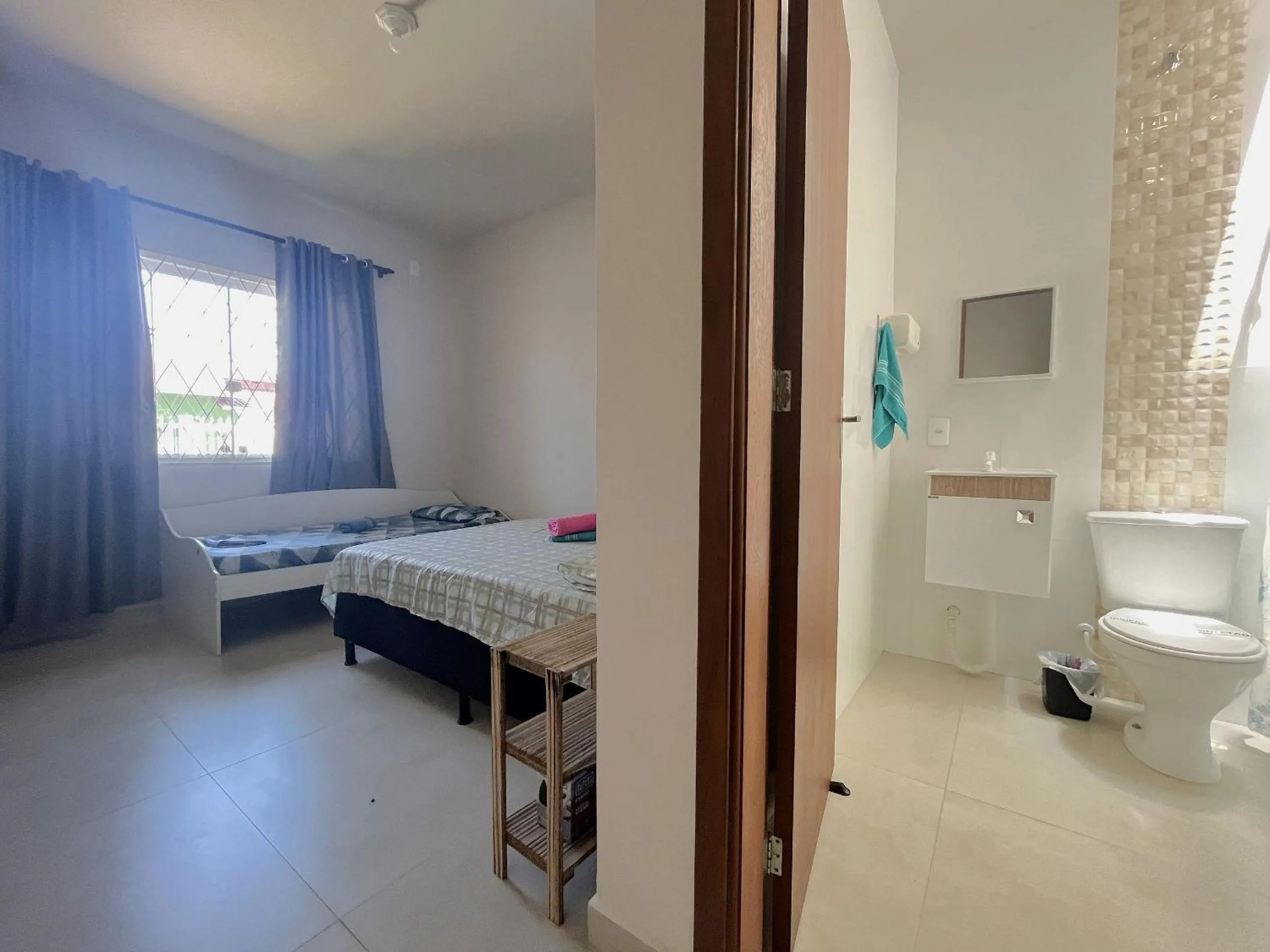 Photo of the whole room in Apenas 700m do mar e 25min do Beto Carrero