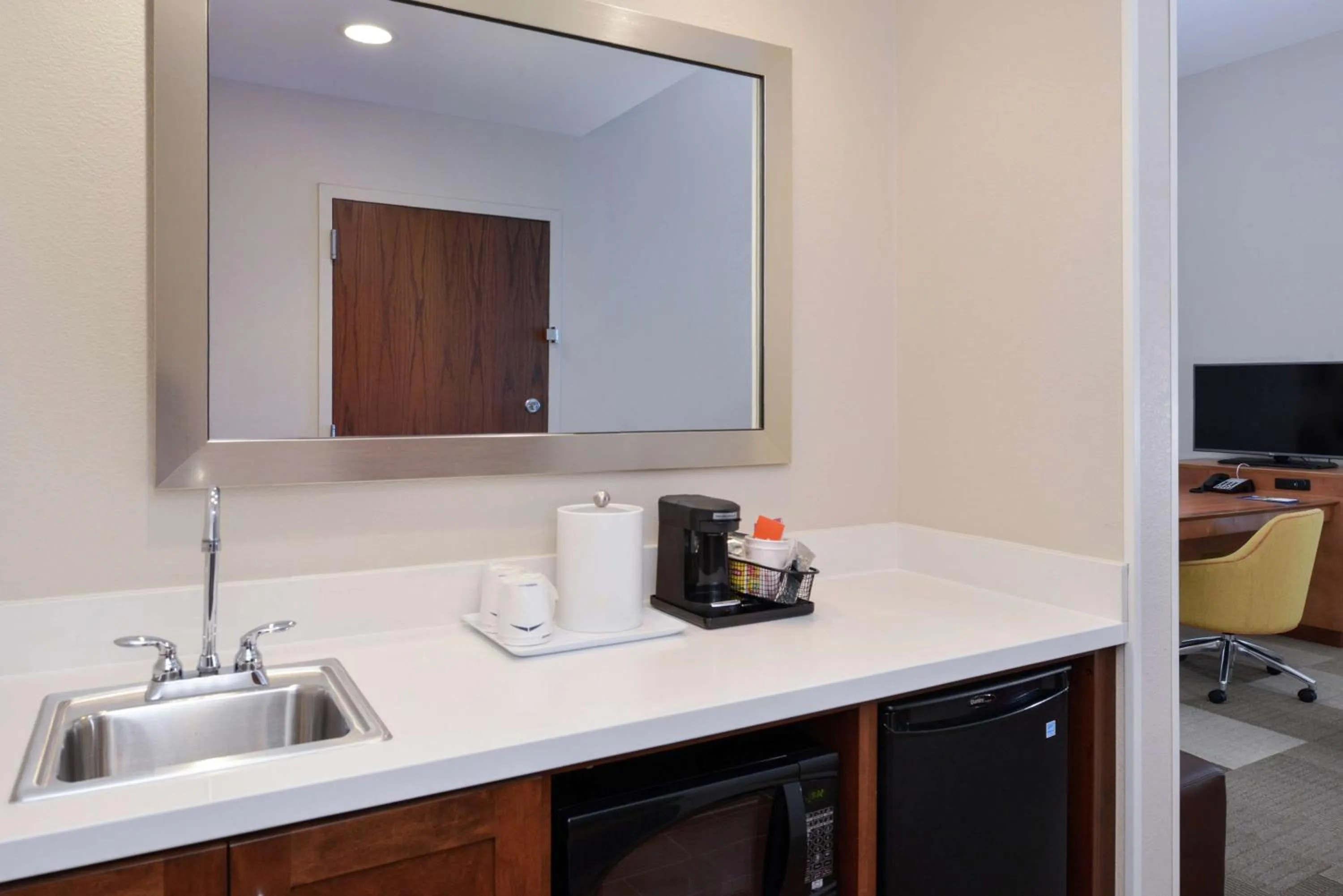 Kitchen or kitchenette in Hampton Inn & Suites by Hilton Lonoke
