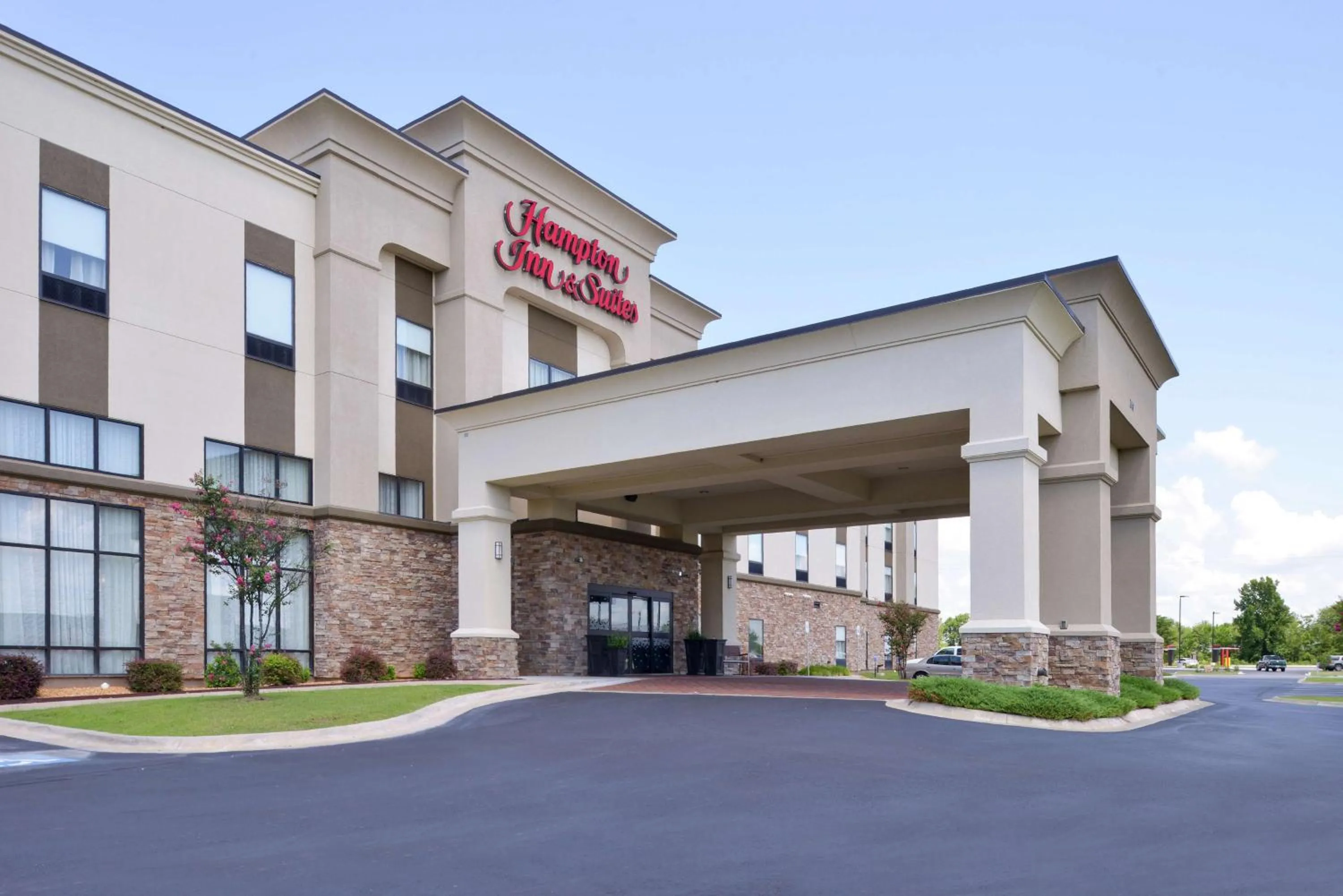 Property building in Hampton Inn & Suites by Hilton Lonoke