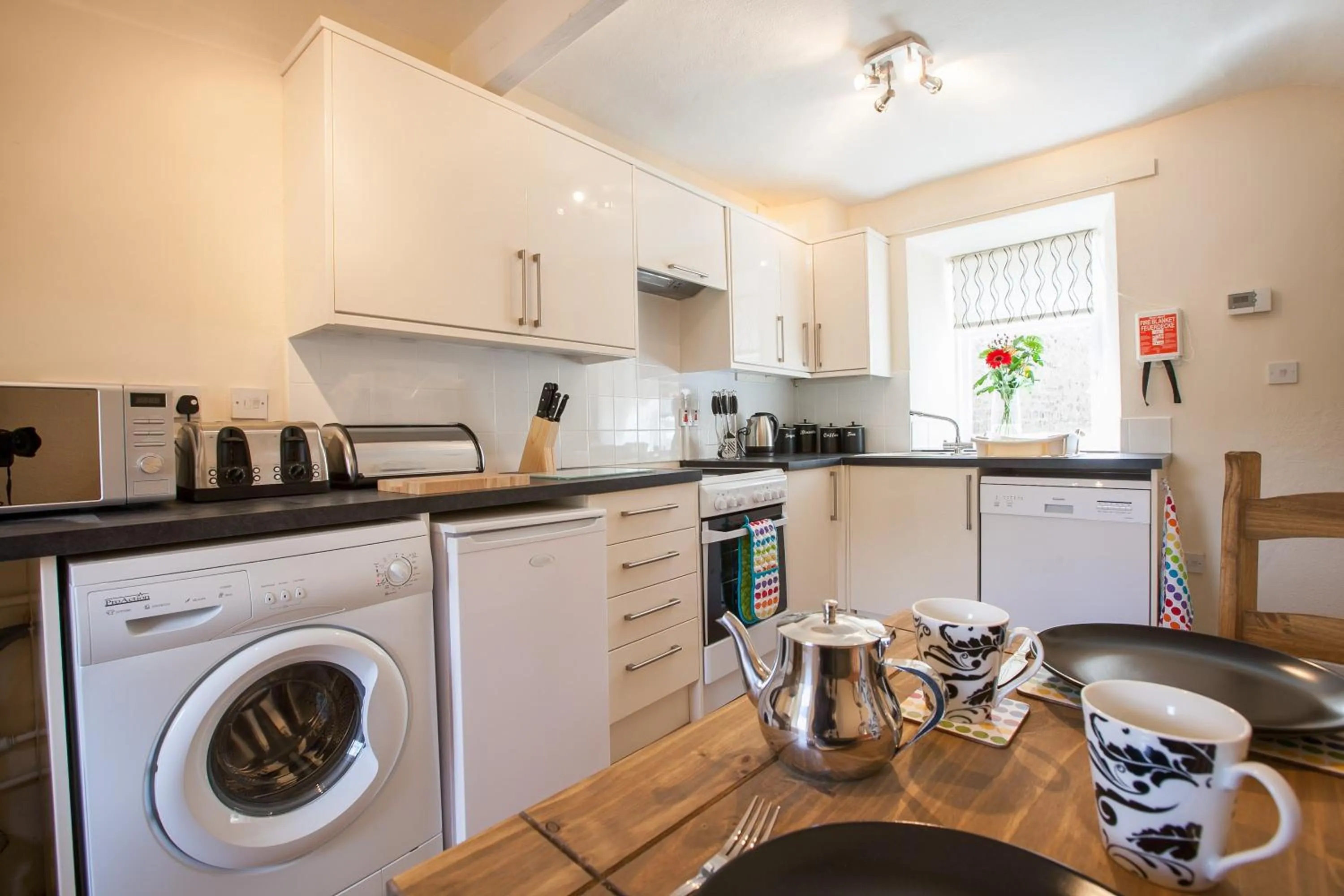 Kitchen or kitchenette in White Swan Cottage