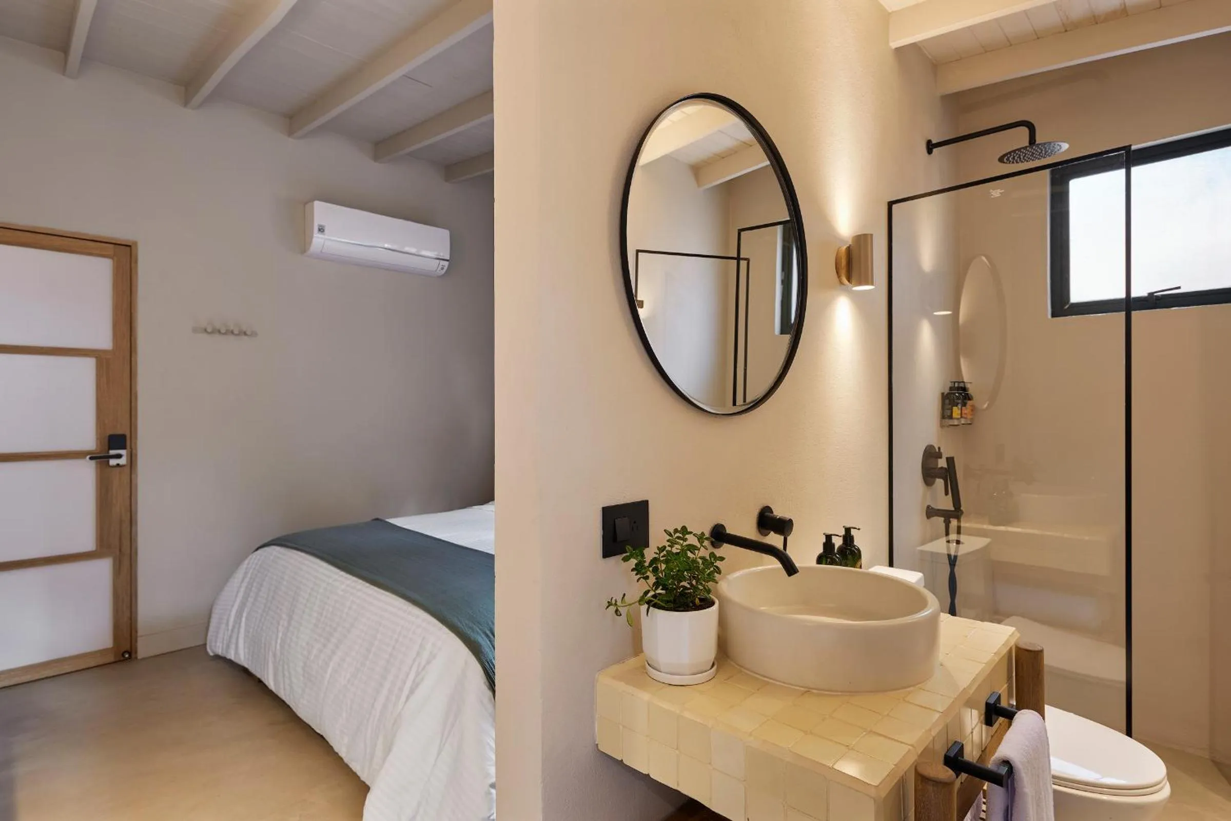 Bathroom, Bed in Antipoda Hotel Boutique