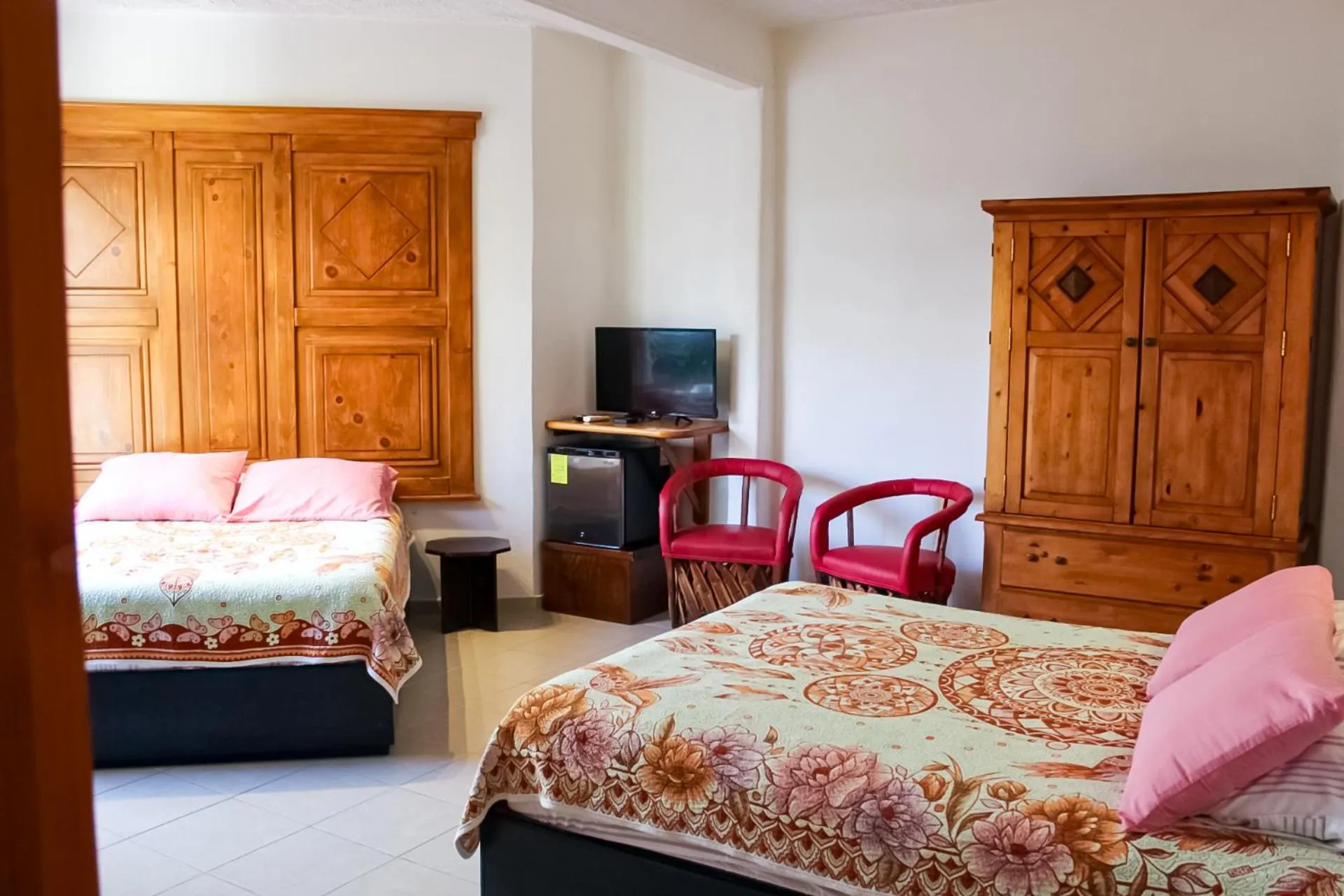 Photo of the whole room, Bed in Hotel Allende