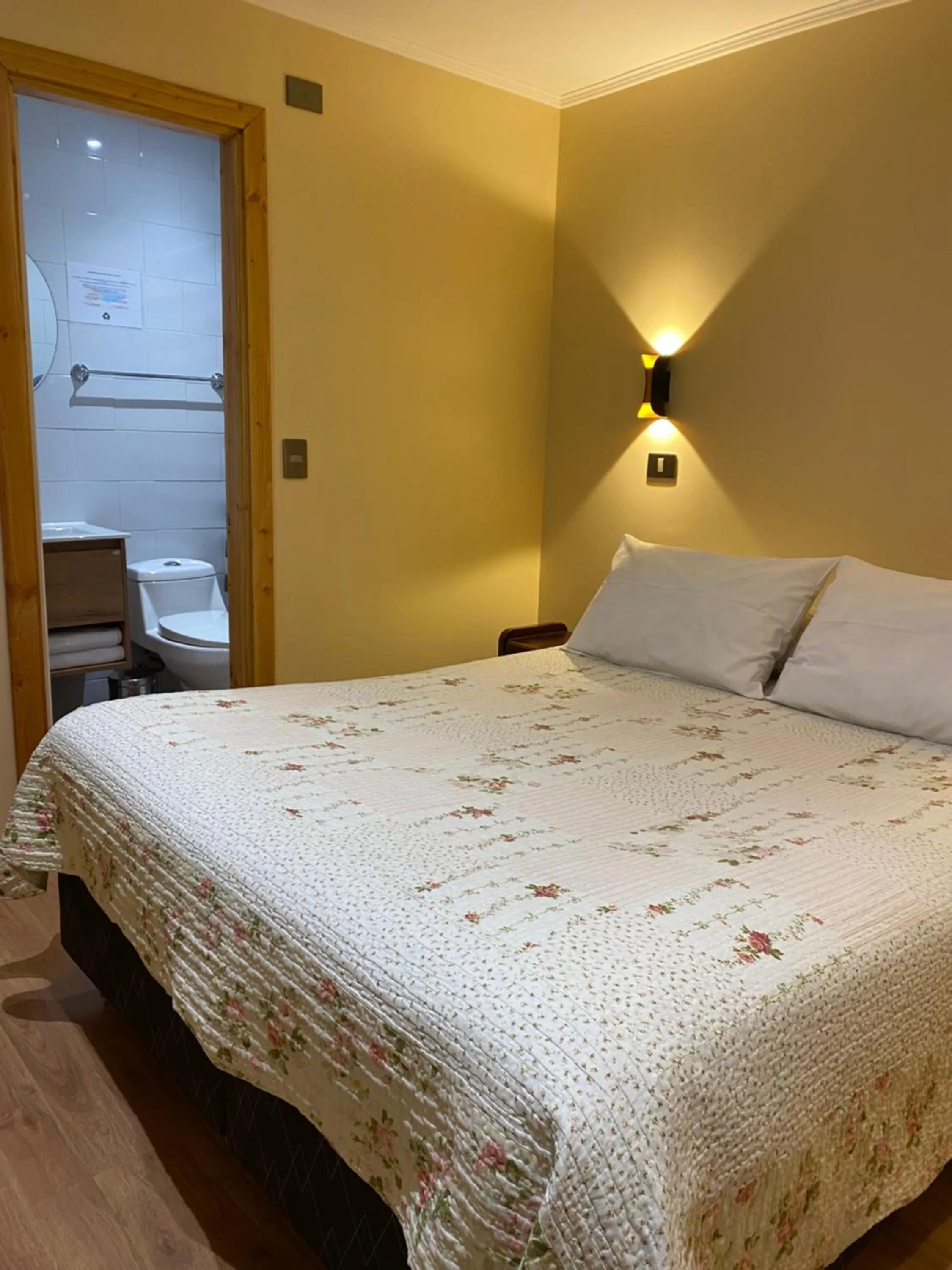 TV and multimedia, Bed in Hostal Graciela