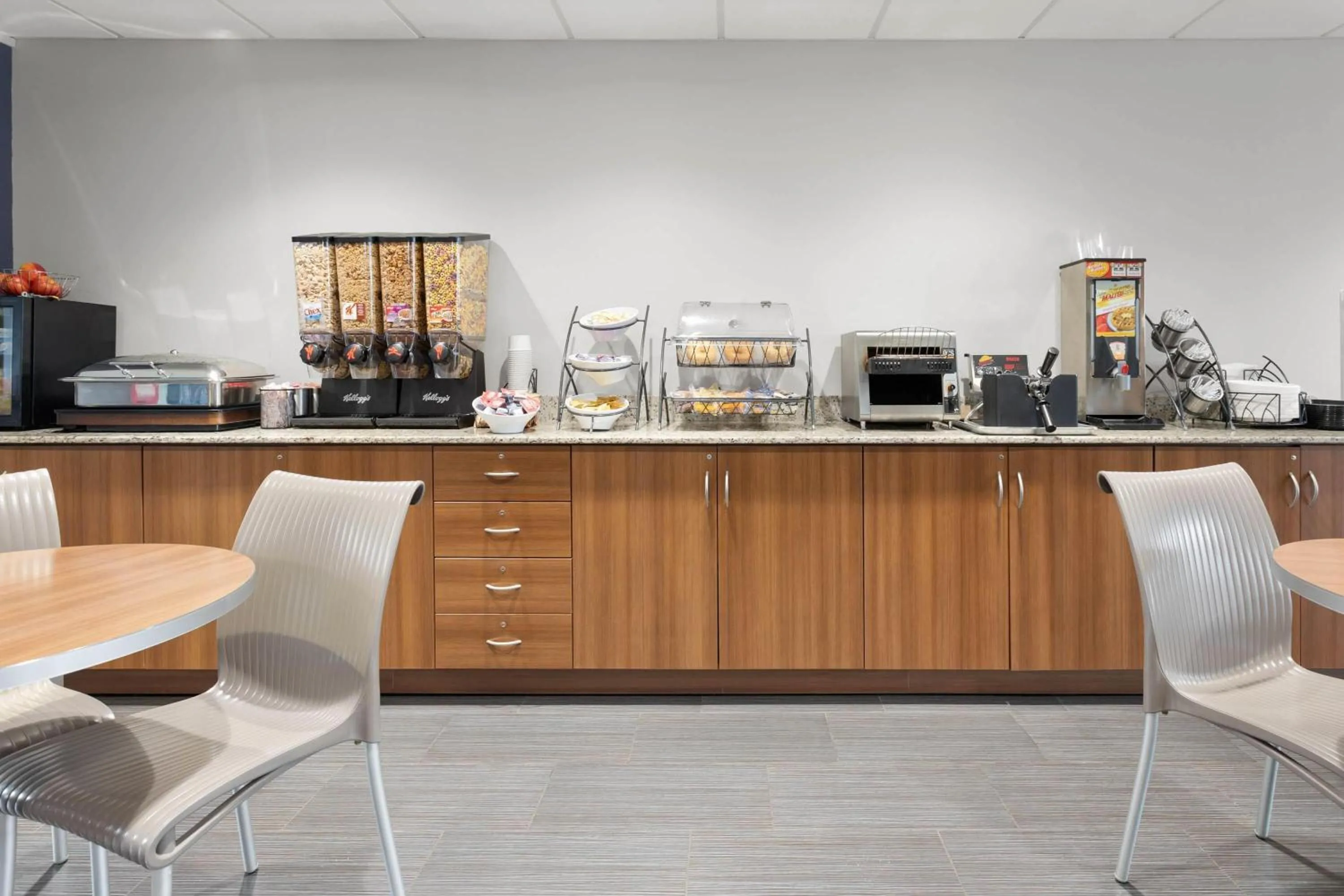 Breakfast in Microtel Inn & Suites Sault Ste. Marie