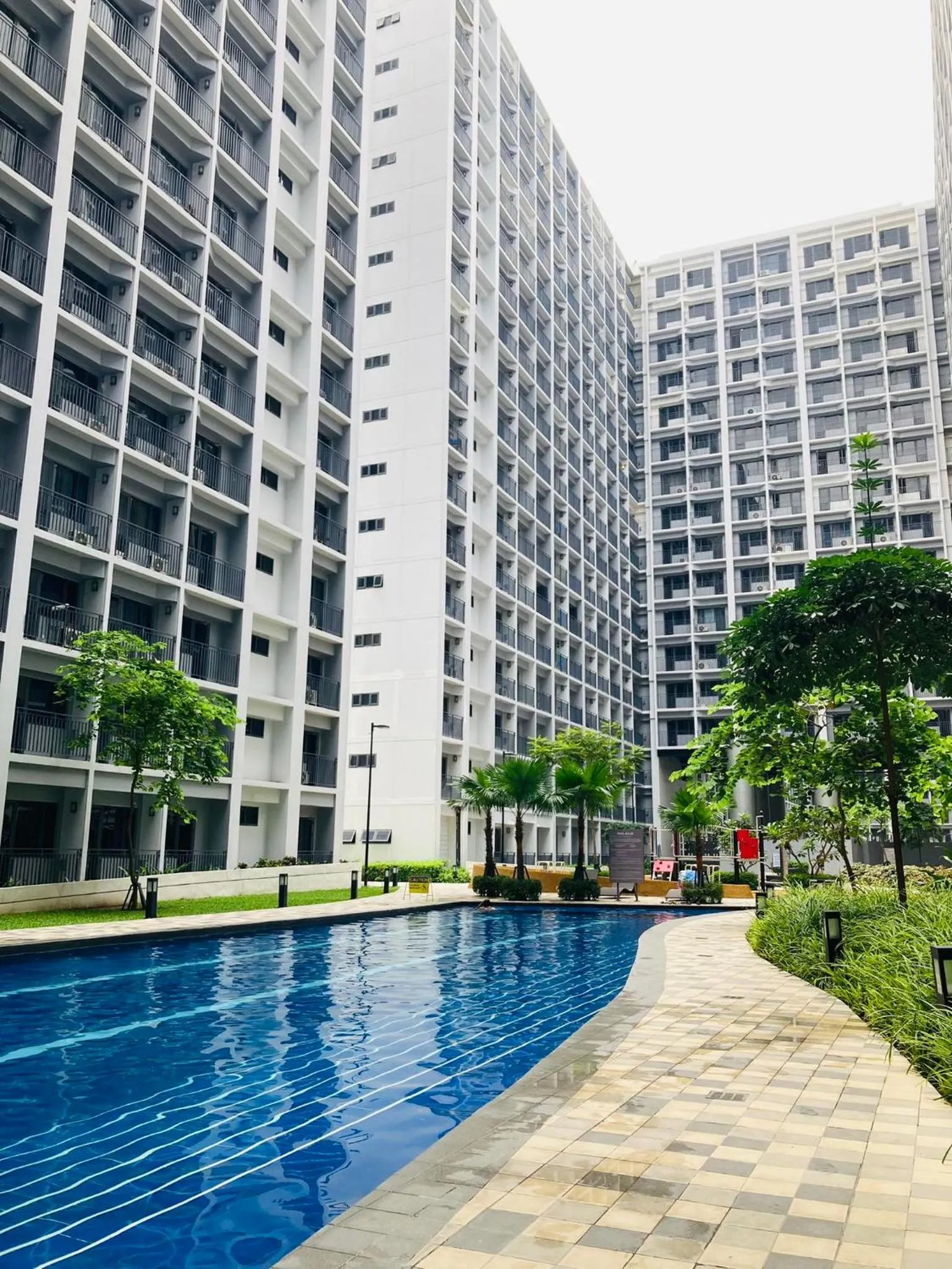 Swimming pool in Shore Residences MOA Dynastel Staycation