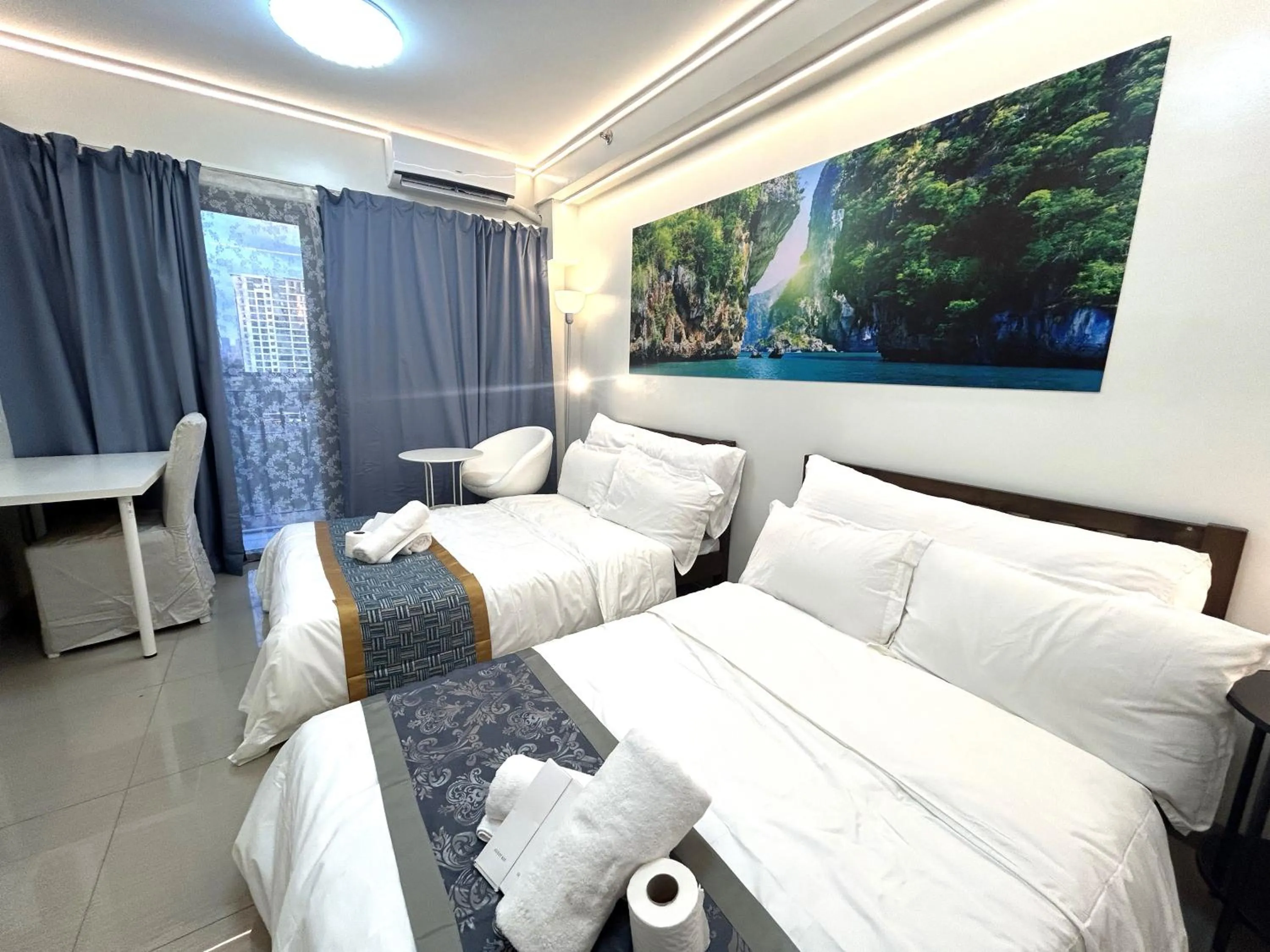 Photo of the whole room, Bed in Shore Residences MOA Dynastel Staycation