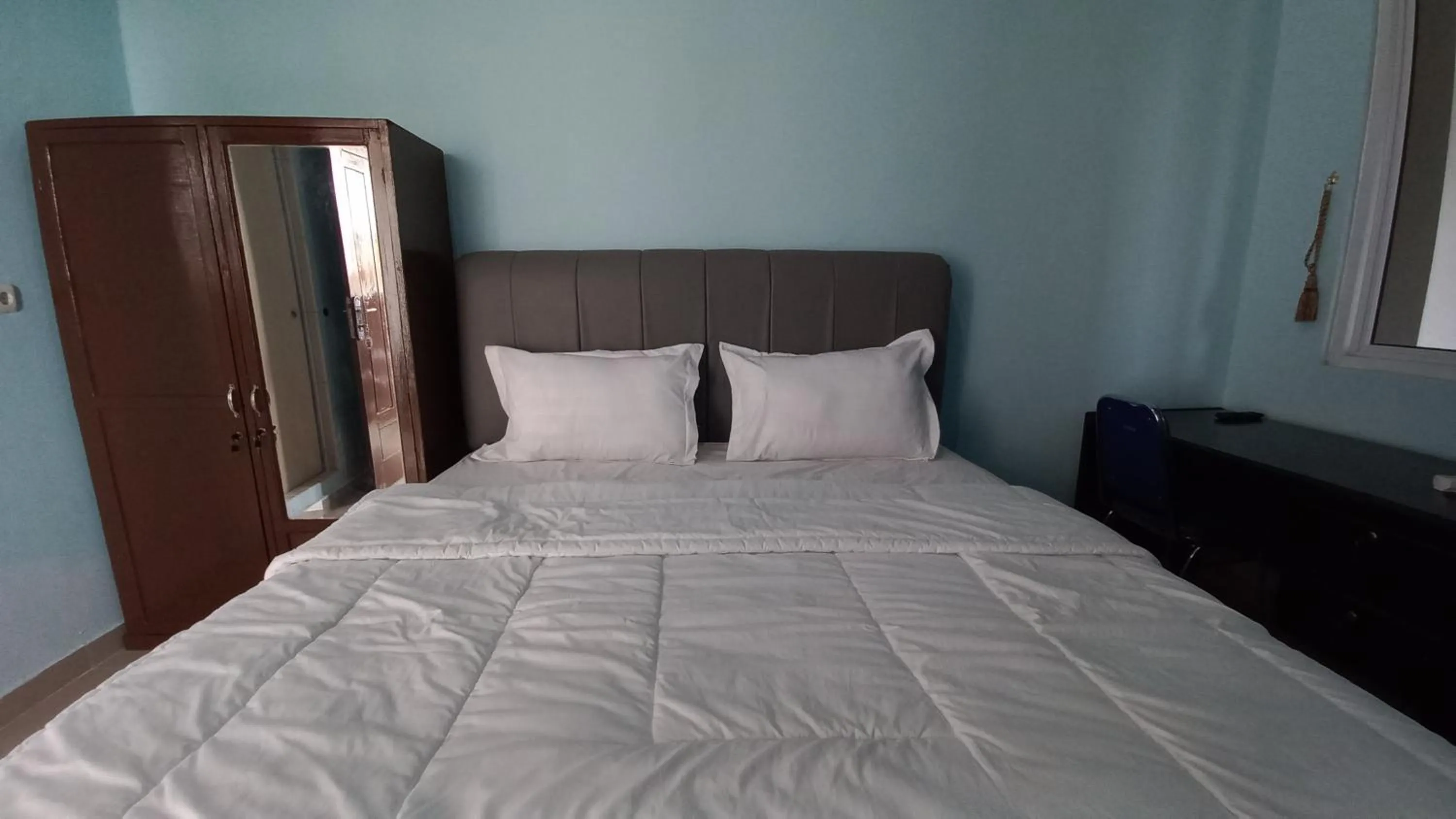 Bedroom, Bed in Hotel O Pinus Jaya SyariahNearTaman Amaryllis Pekanbaru