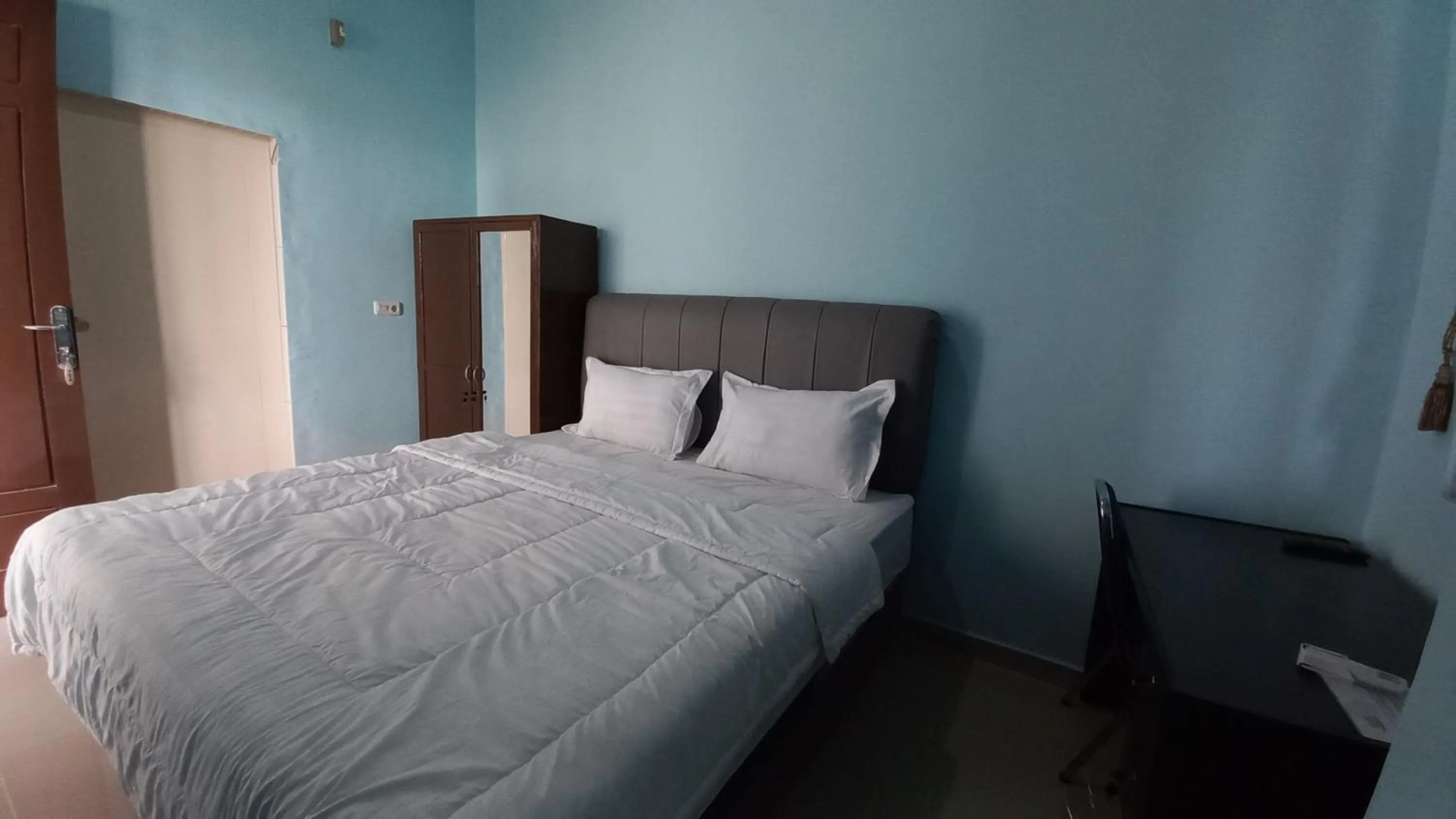 Bedroom, Bed in Hotel O Pinus Jaya SyariahNearTaman Amaryllis Pekanbaru