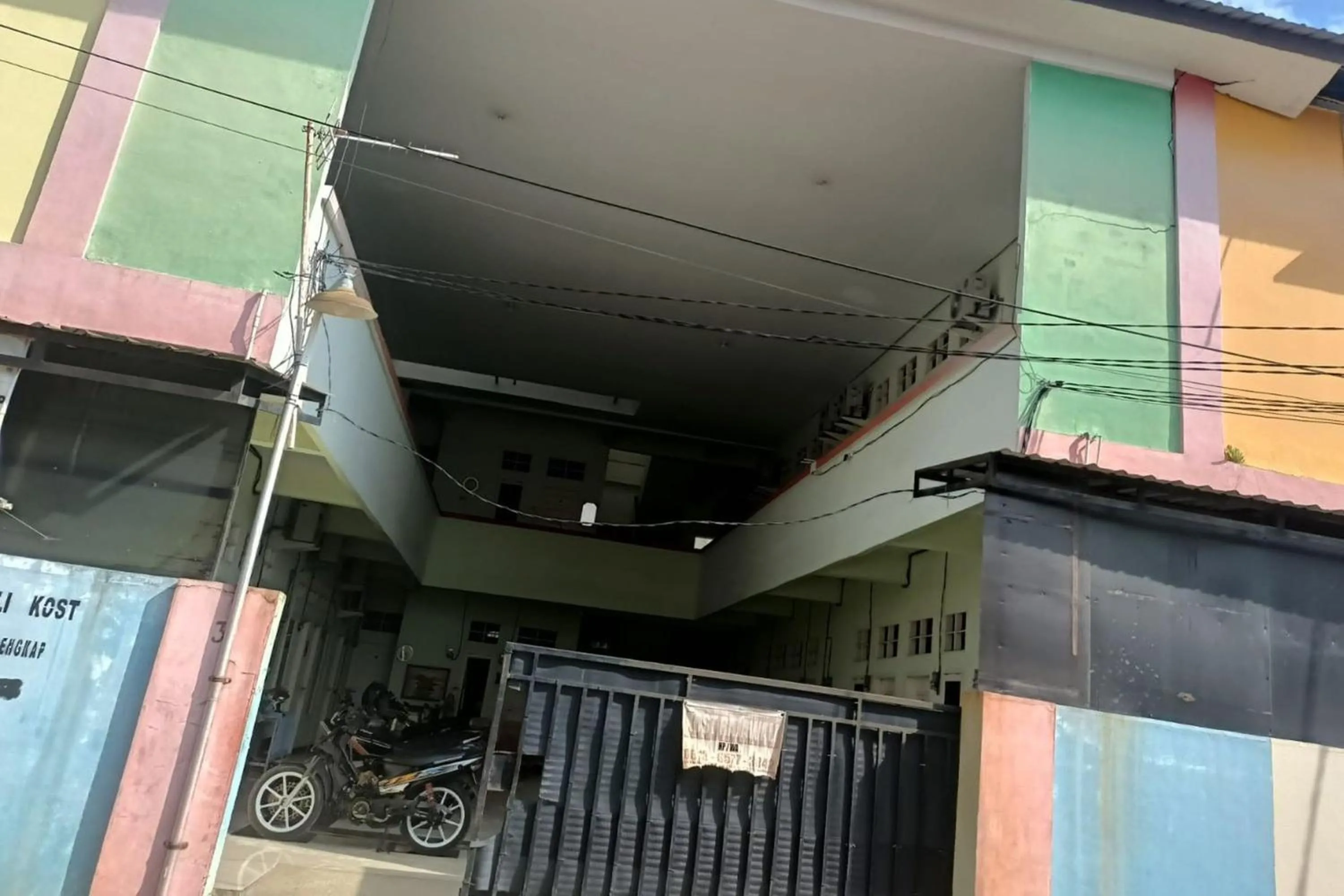 Facade/entrance in Hotel O Widya Homestay SyariahNearBandara Sultan Syarif Kasim II