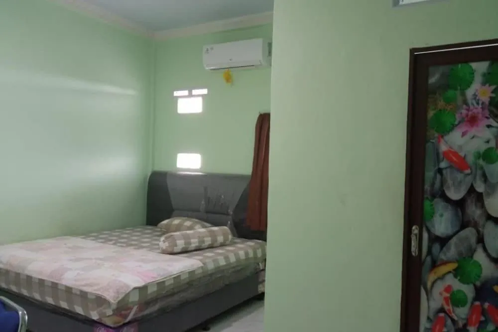 Bedroom, Bed in Hotel O White House SyariahNearOYO 93457 White House Syariah