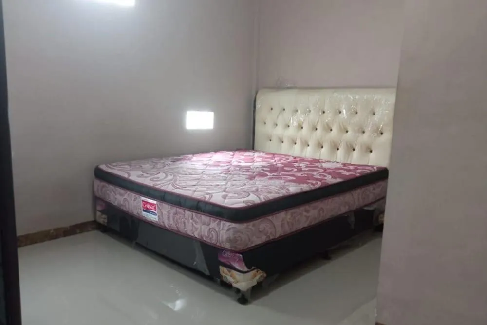 Bedroom, Bed in Hotel O White House SyariahNearOYO 93457 White House Syariah