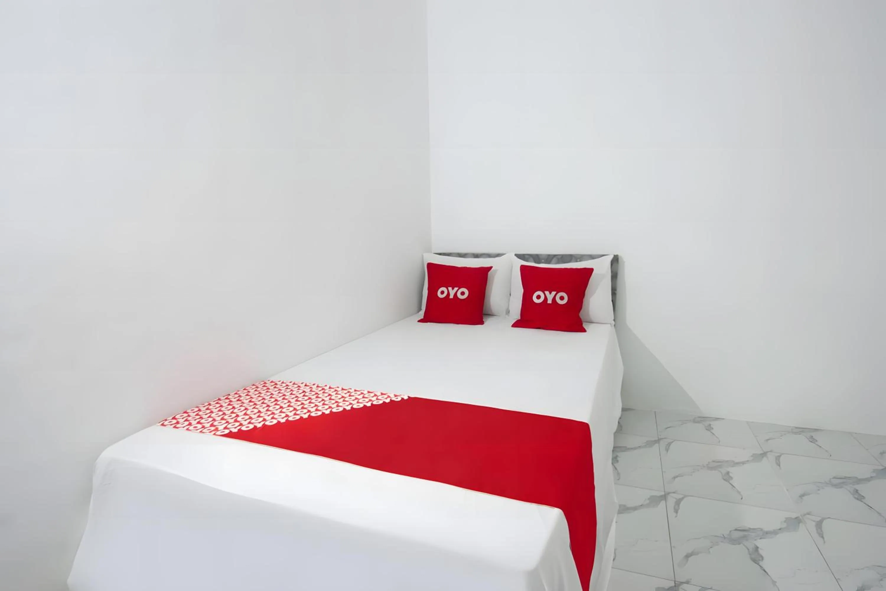 Bedroom, Bed in OYO 93440 Warde Hotel Near Sae Restaurant