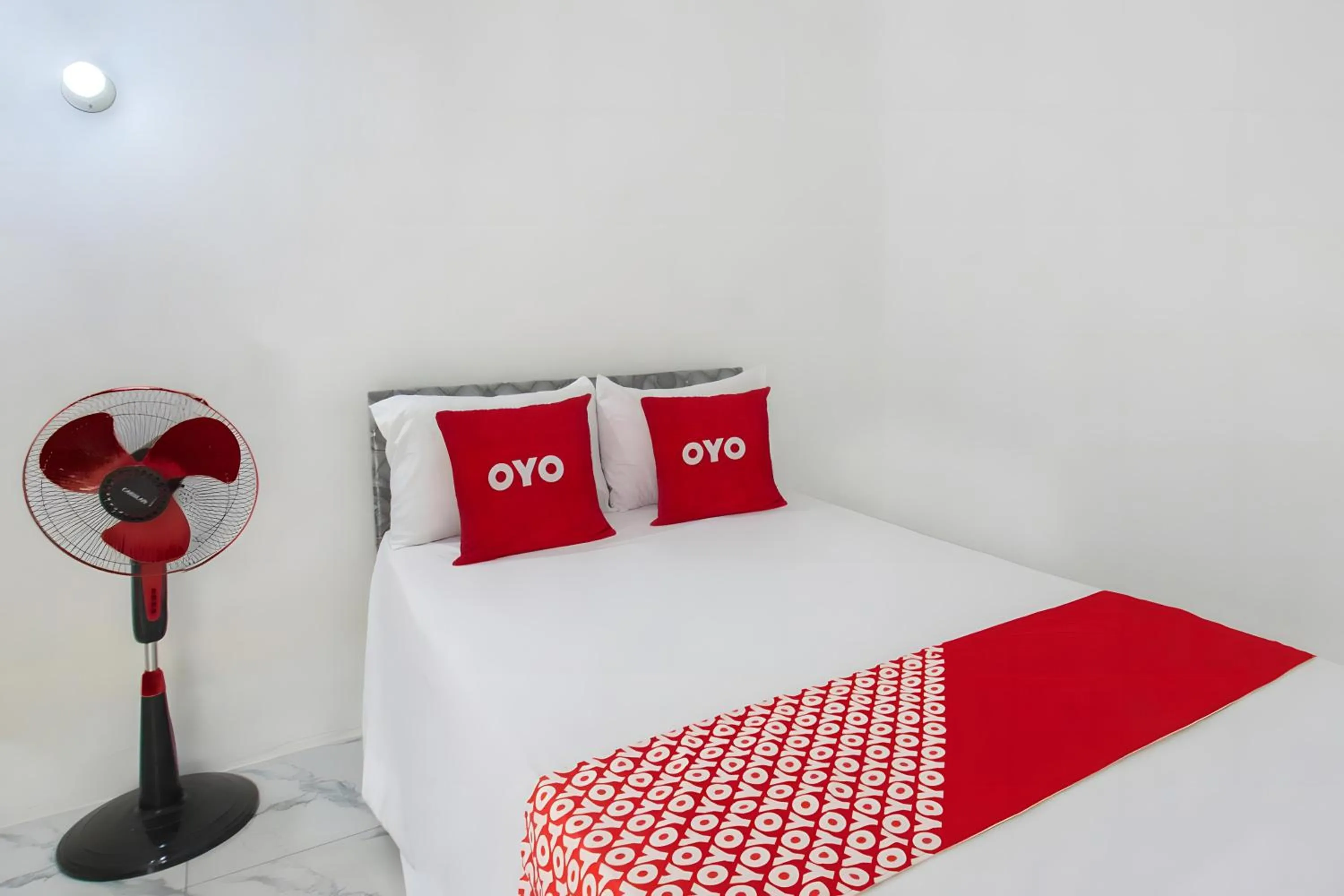 Bedroom, Bed in OYO 93440 Warde Hotel Near Sae Restaurant