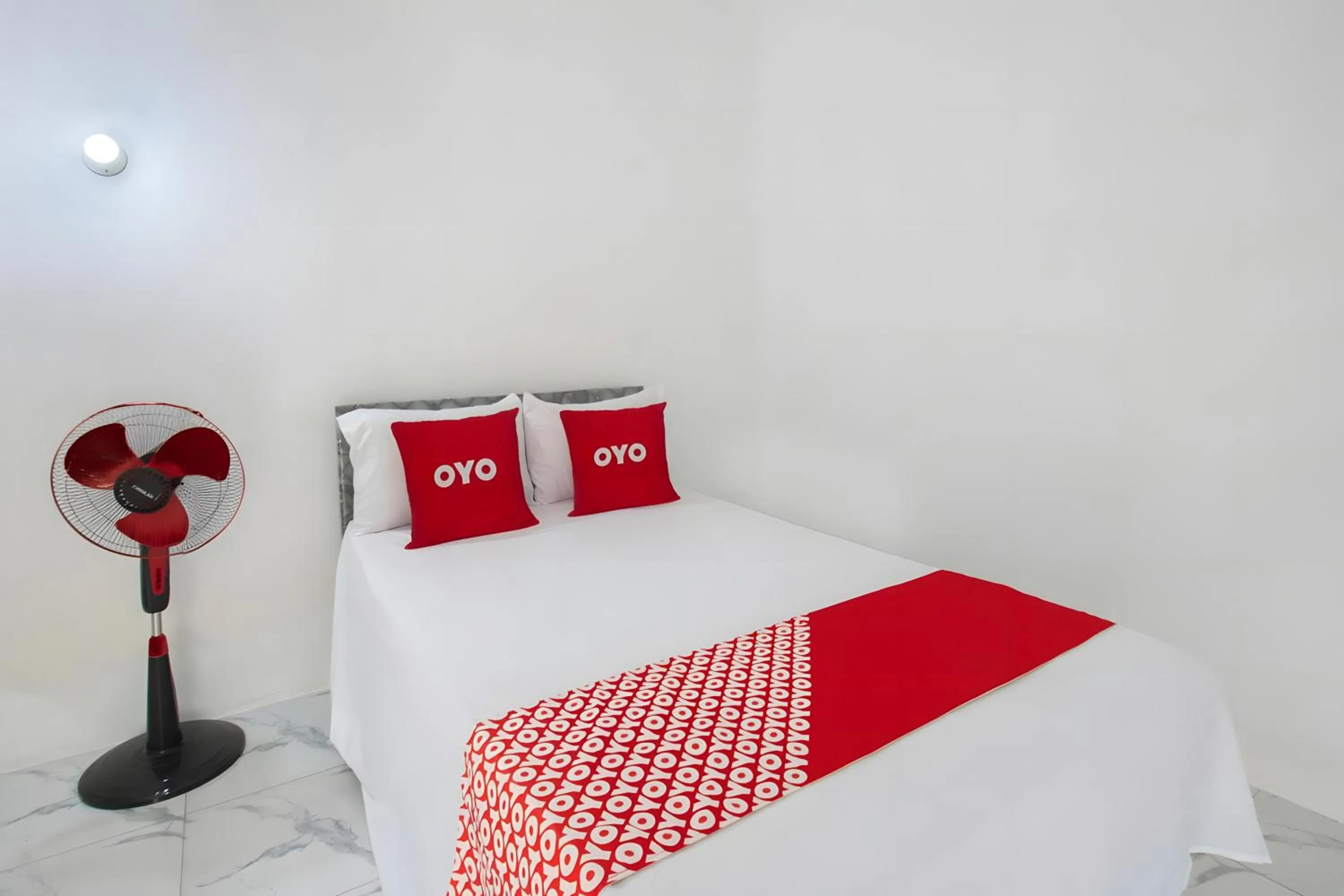 Bedroom, Bed in OYO 93440 Warde Hotel Near Sae Restaurant